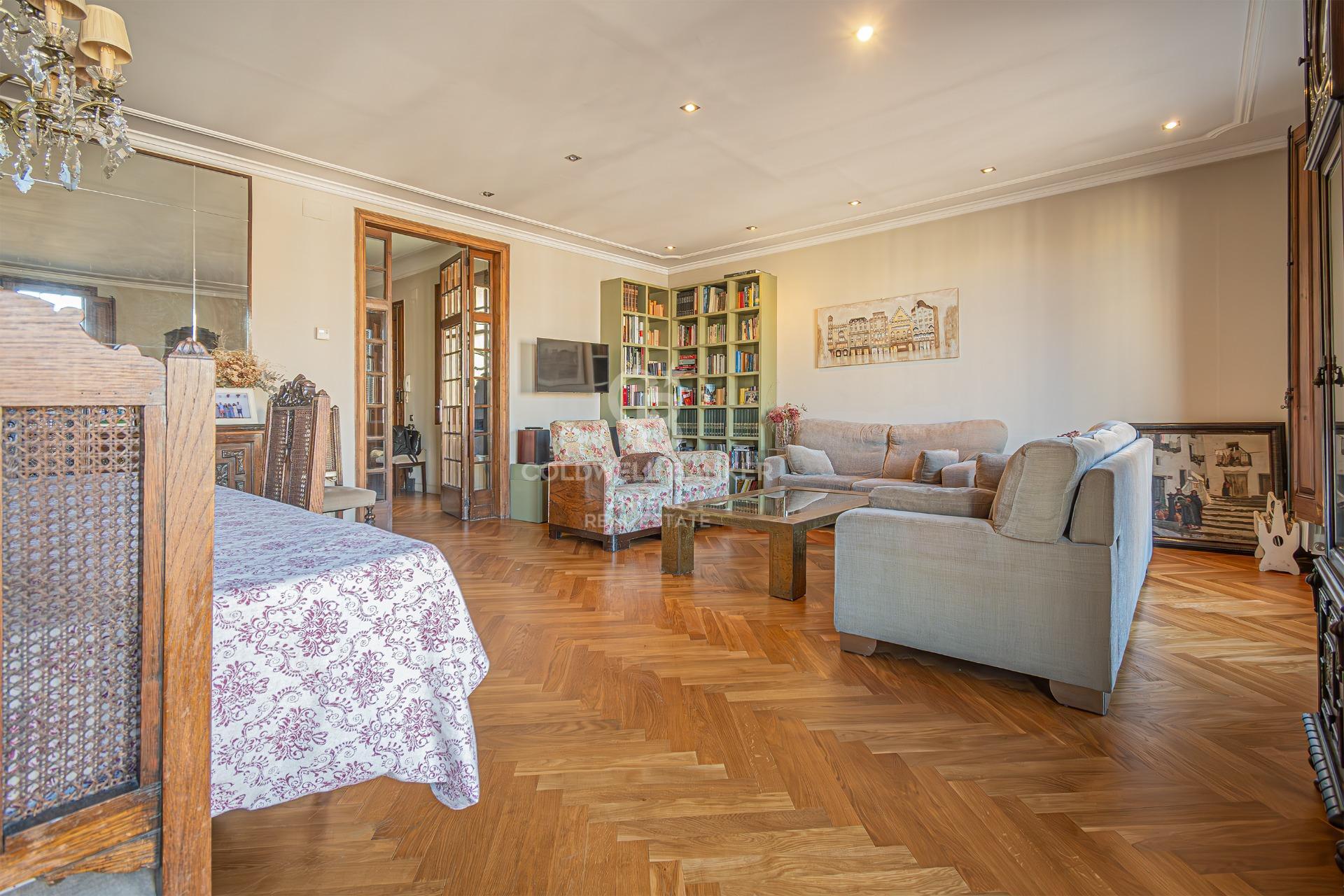 Zachwycający apartament z wysokimi sufitami i widokiem na Sagrada Familia