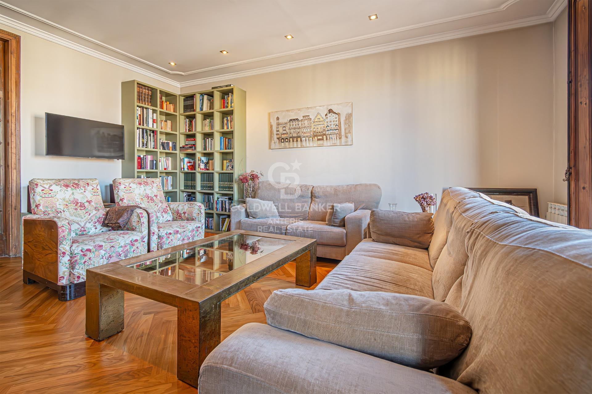 Zachwycający apartament z wysokimi sufitami i widokiem na Sagrada Familia