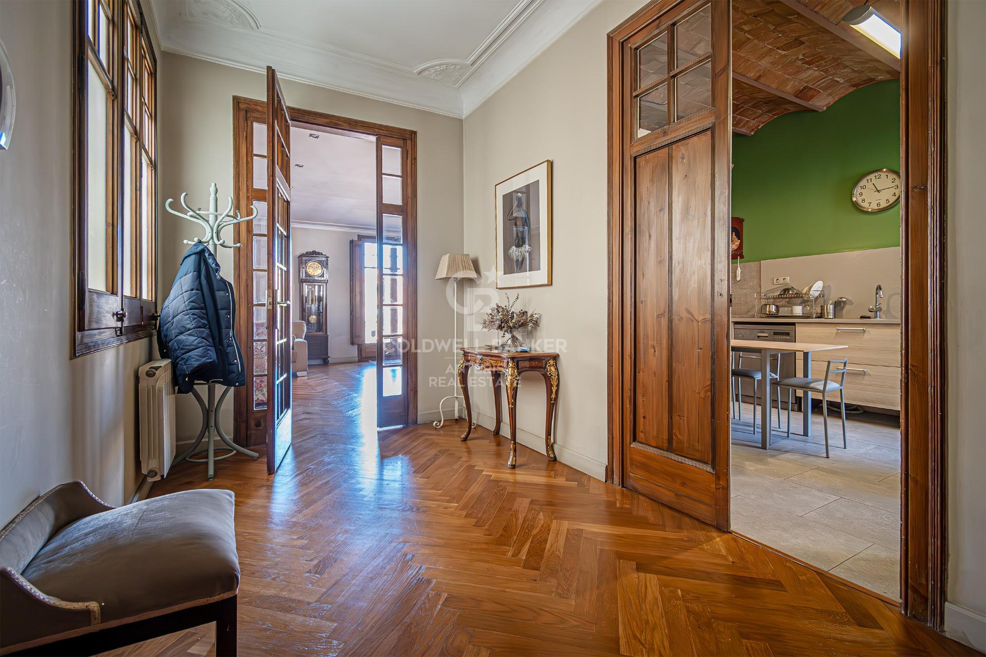 Zachwycający apartament z wysokimi sufitami i widokiem na Sagrada Familia