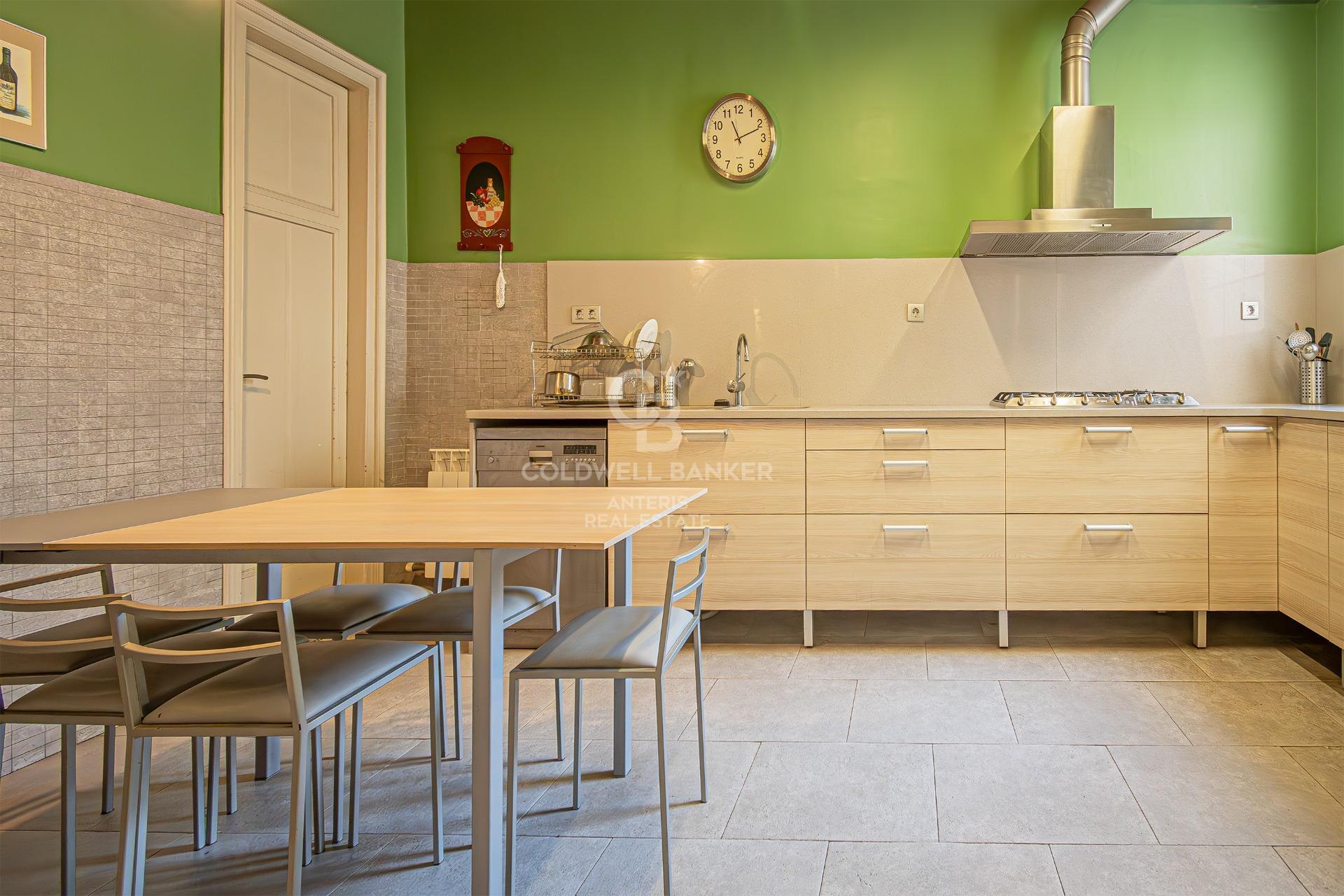 Zachwycający apartament z wysokimi sufitami i widokiem na Sagrada Familia