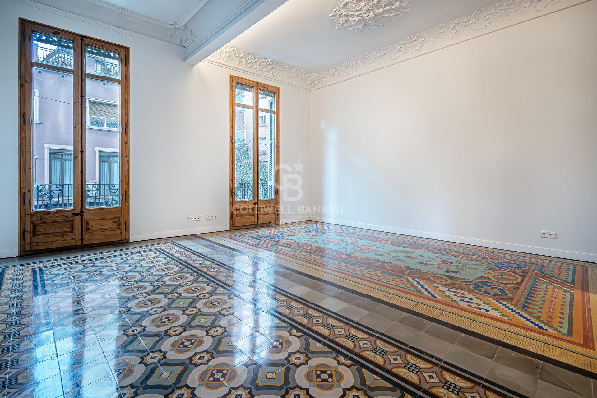 Odnowiony apartament z klasycznymi elementami i wysokimi sufitami