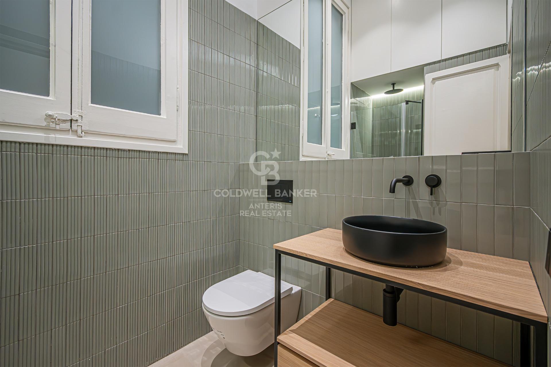 Odnowiony apartament z klasycznymi elementami i wysokimi sufitami