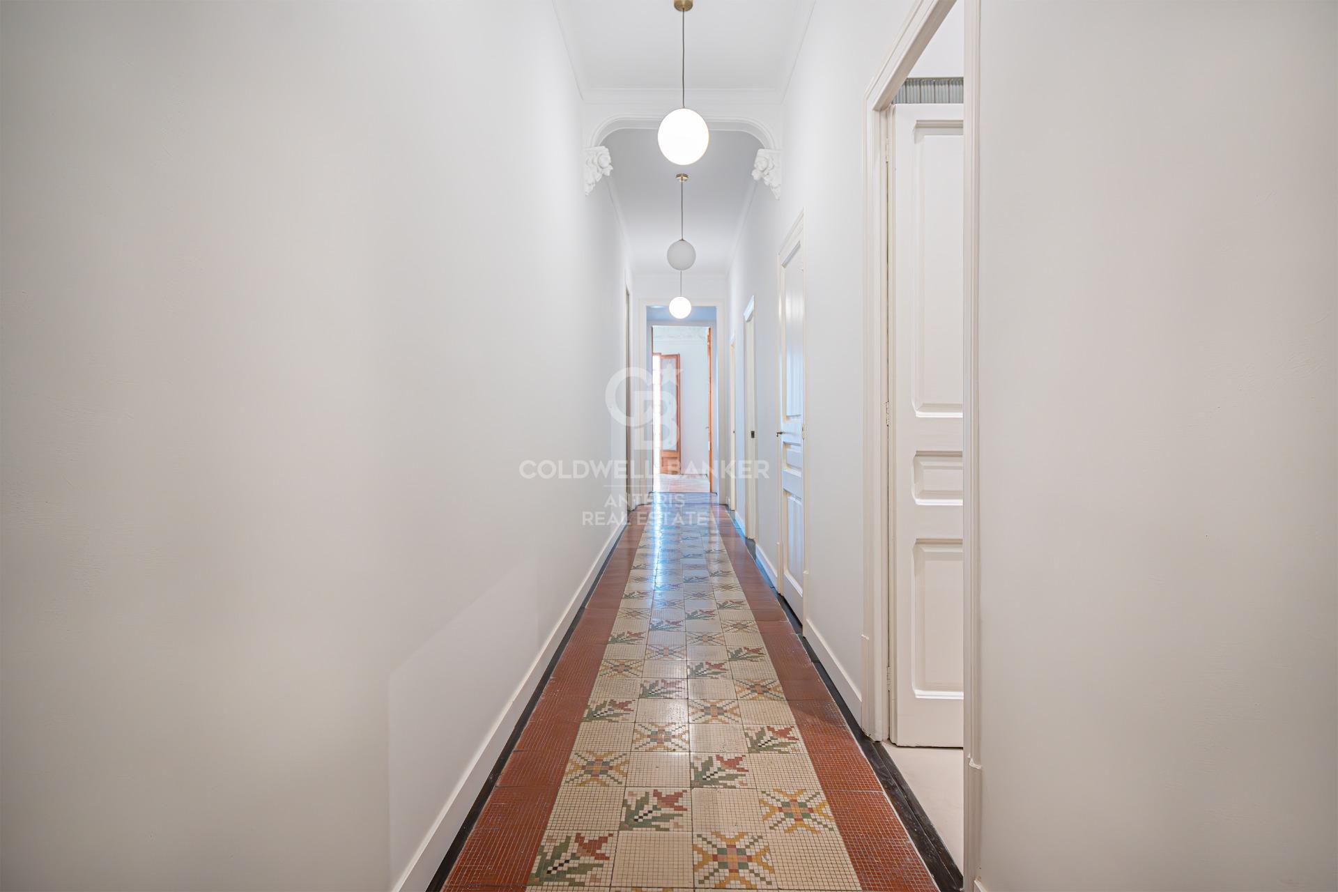 Odnowiony apartament z klasycznymi elementami i wysokimi sufitami