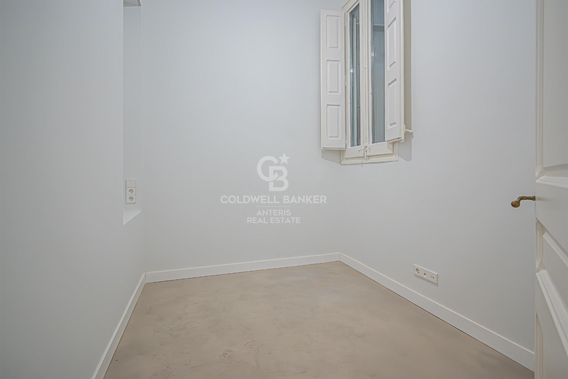 Odnowiony apartament z klasycznymi elementami i wysokimi sufitami