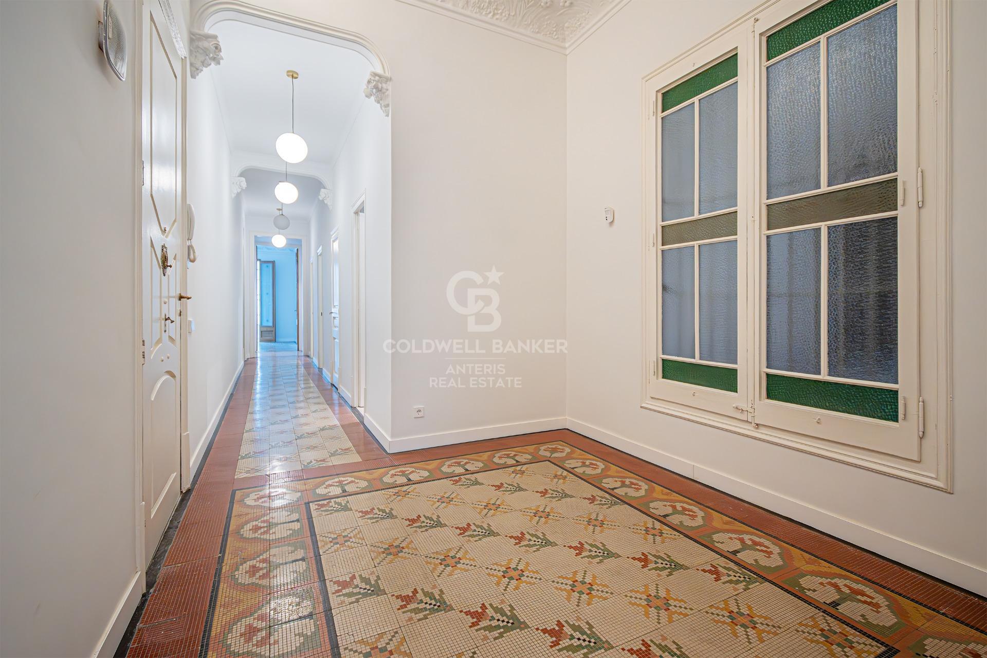 Odnowiony apartament z klasycznymi elementami i wysokimi sufitami