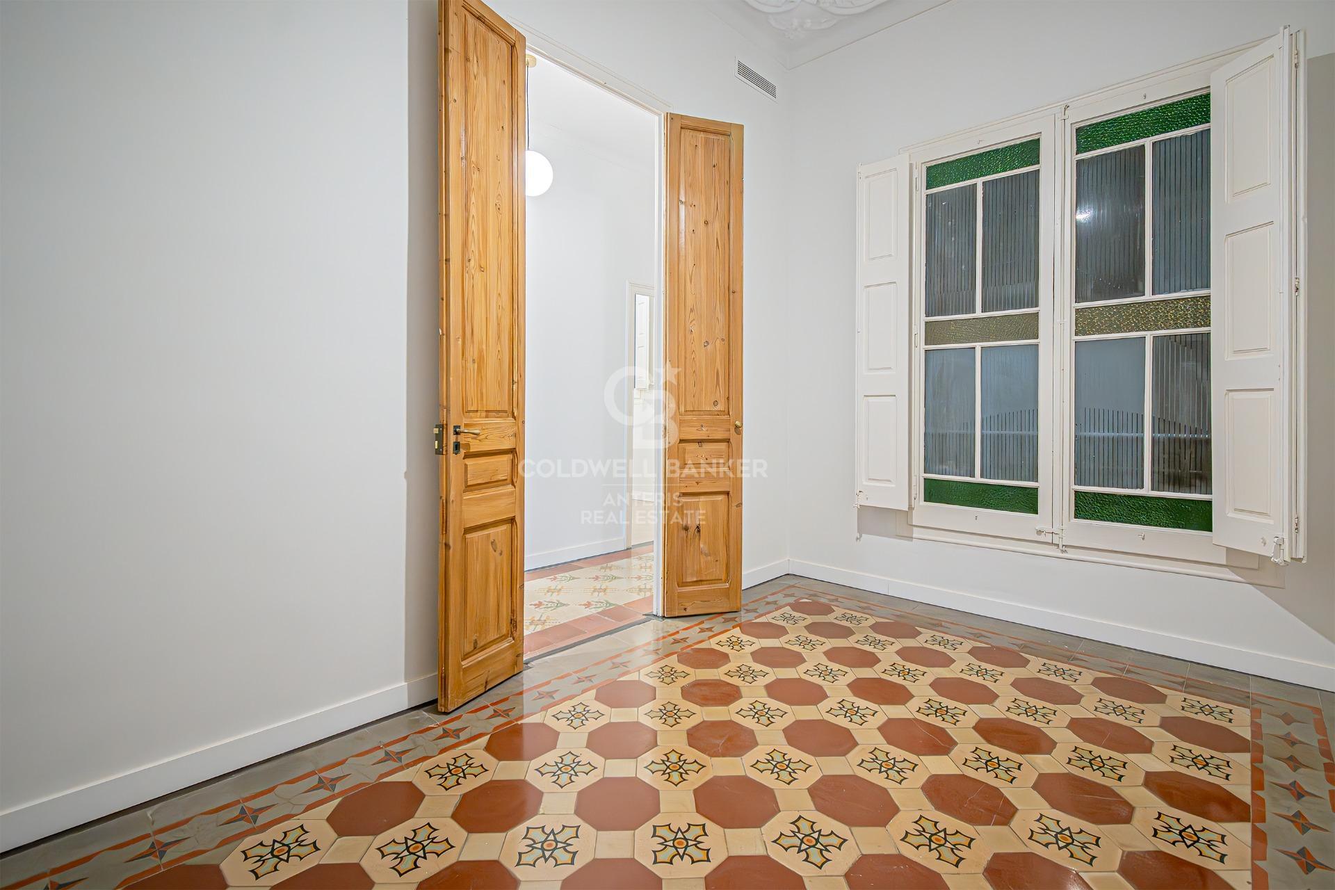 Odnowiony apartament z klasycznymi elementami i wysokimi sufitami