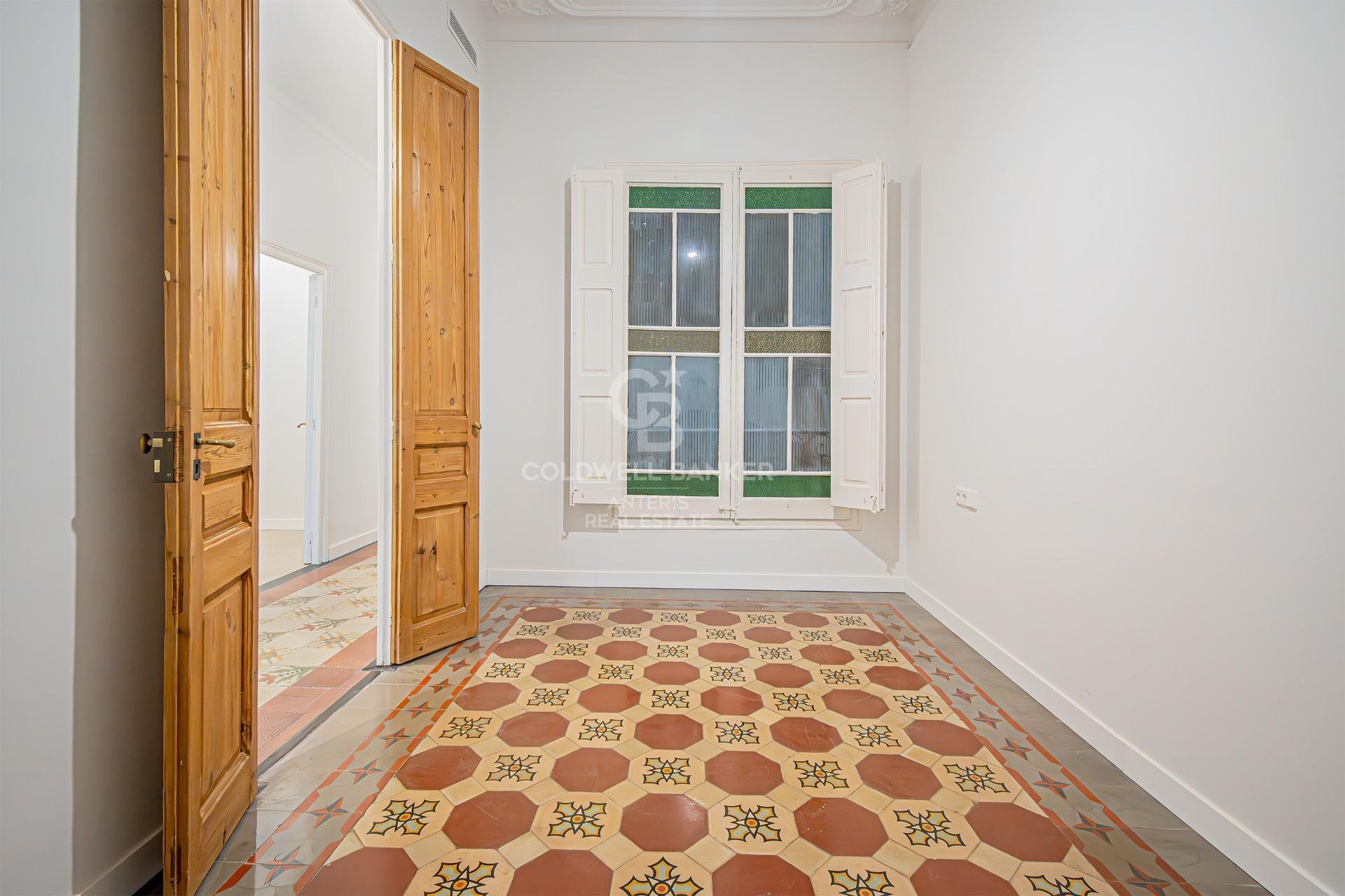 Odnowiony apartament z klasycznymi elementami i wysokimi sufitami