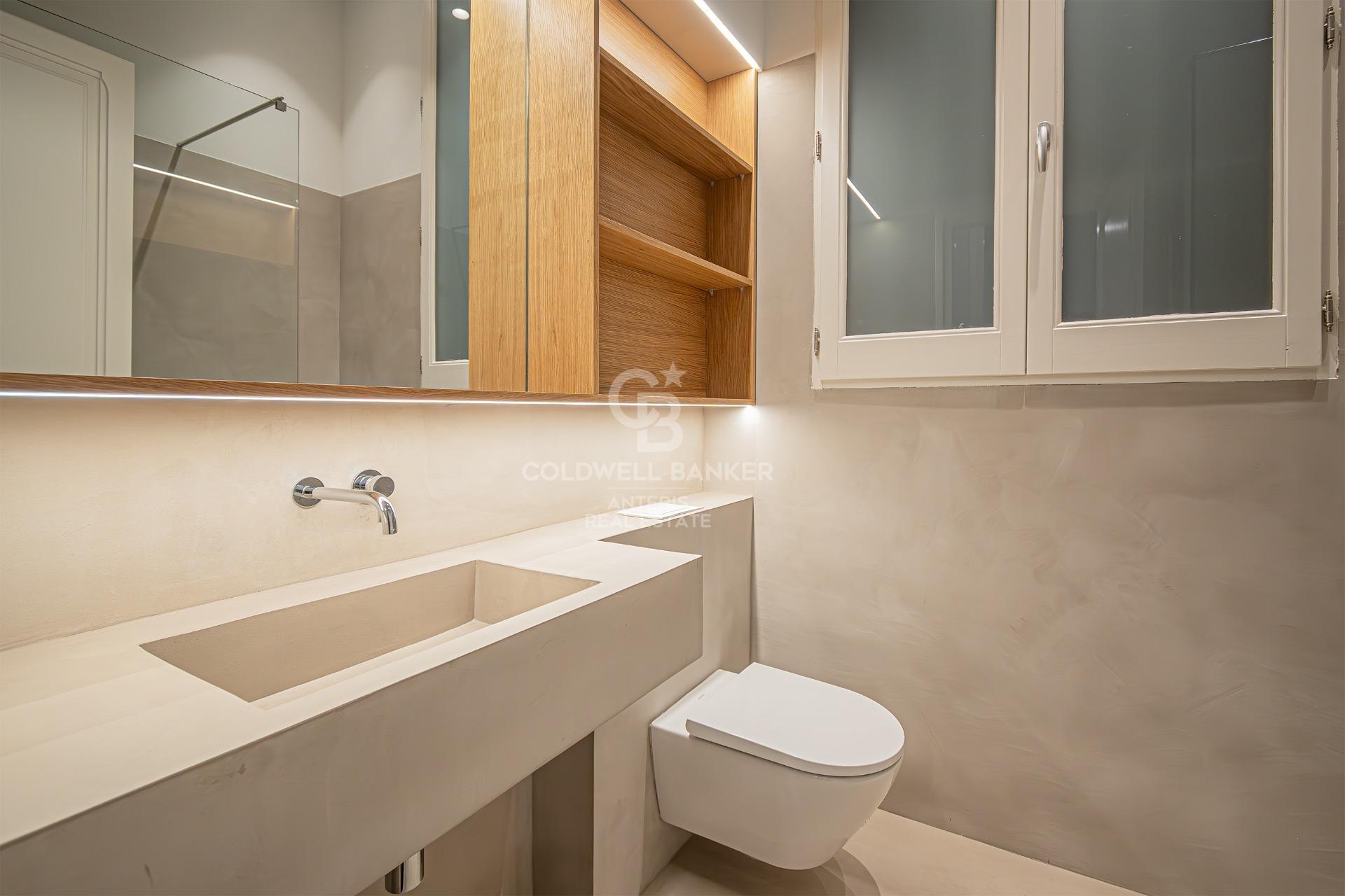 Odnowiony apartament z klasycznymi elementami i wysokimi sufitami