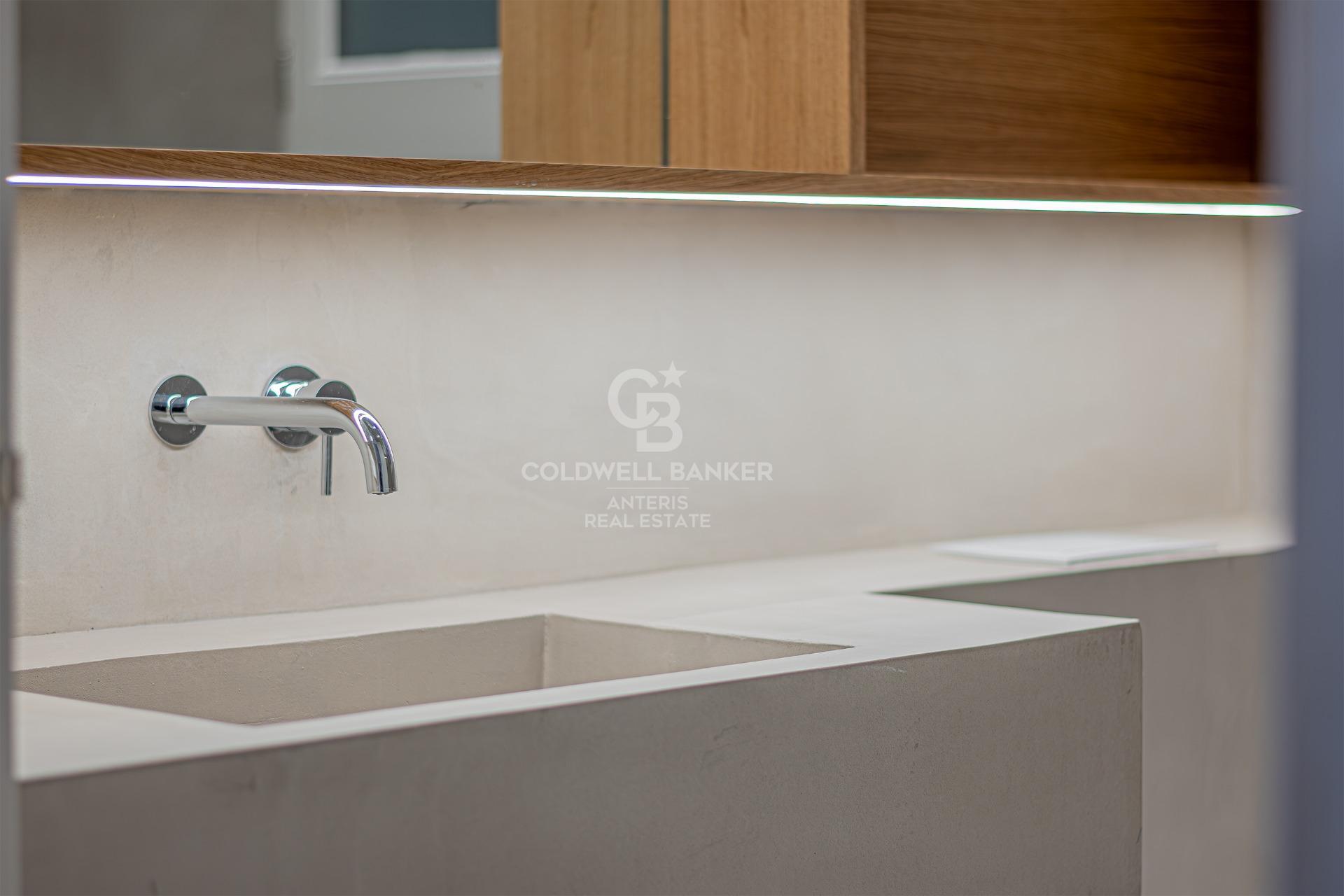 Odnowiony apartament z klasycznymi elementami i wysokimi sufitami