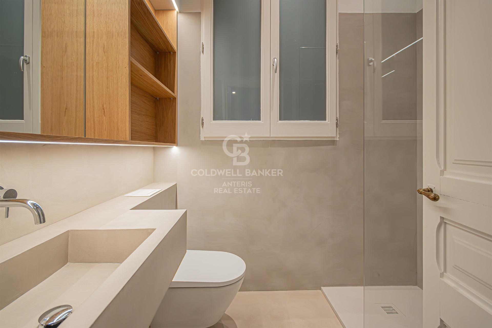 Odnowiony apartament z klasycznymi elementami i wysokimi sufitami