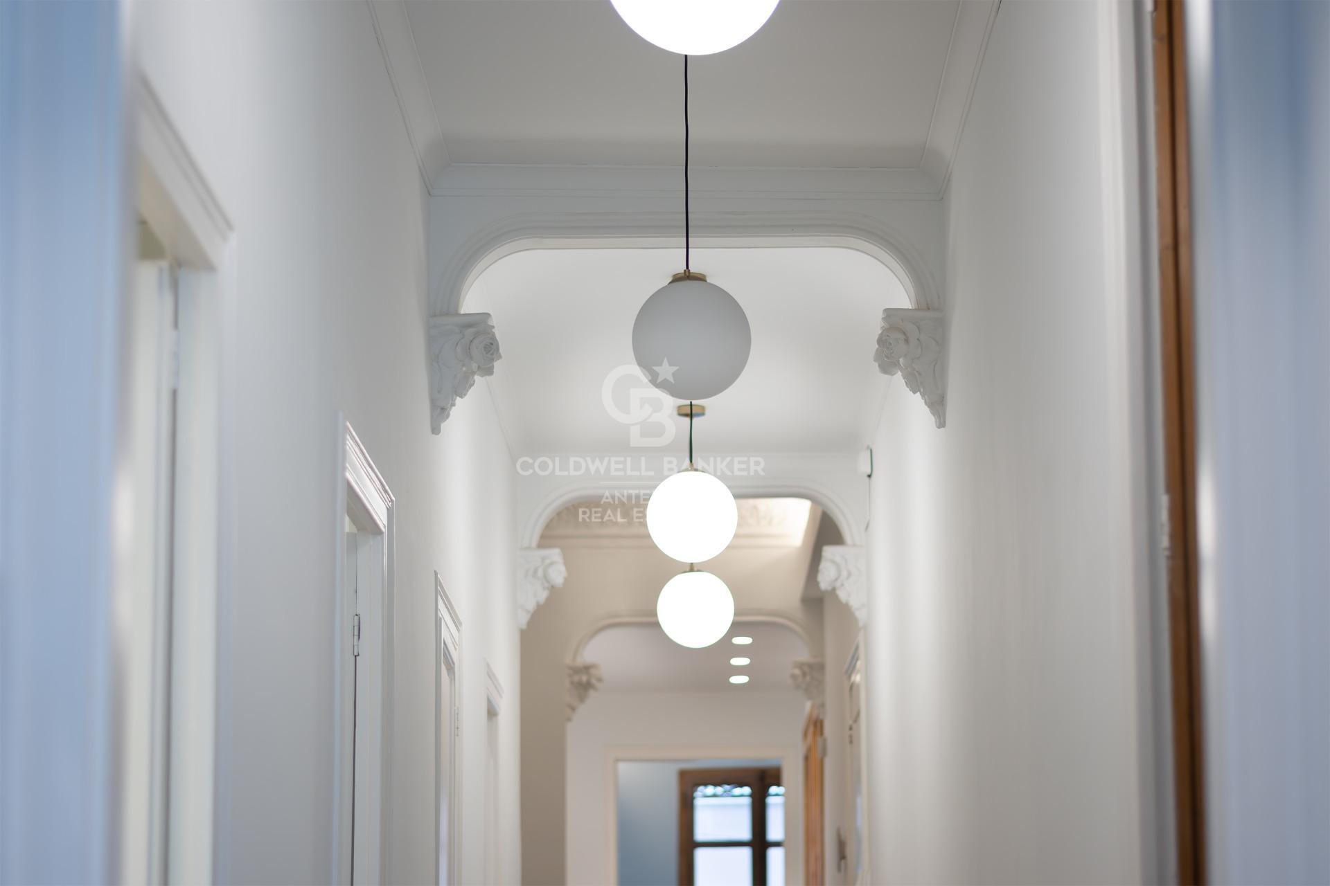 Odnowiony apartament z klasycznymi elementami i wysokimi sufitami