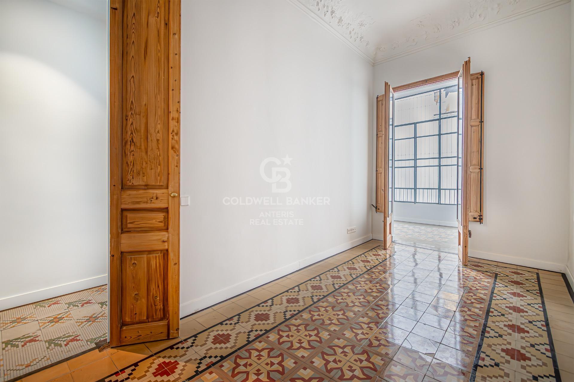 Odnowiony apartament z klasycznymi elementami i wysokimi sufitami