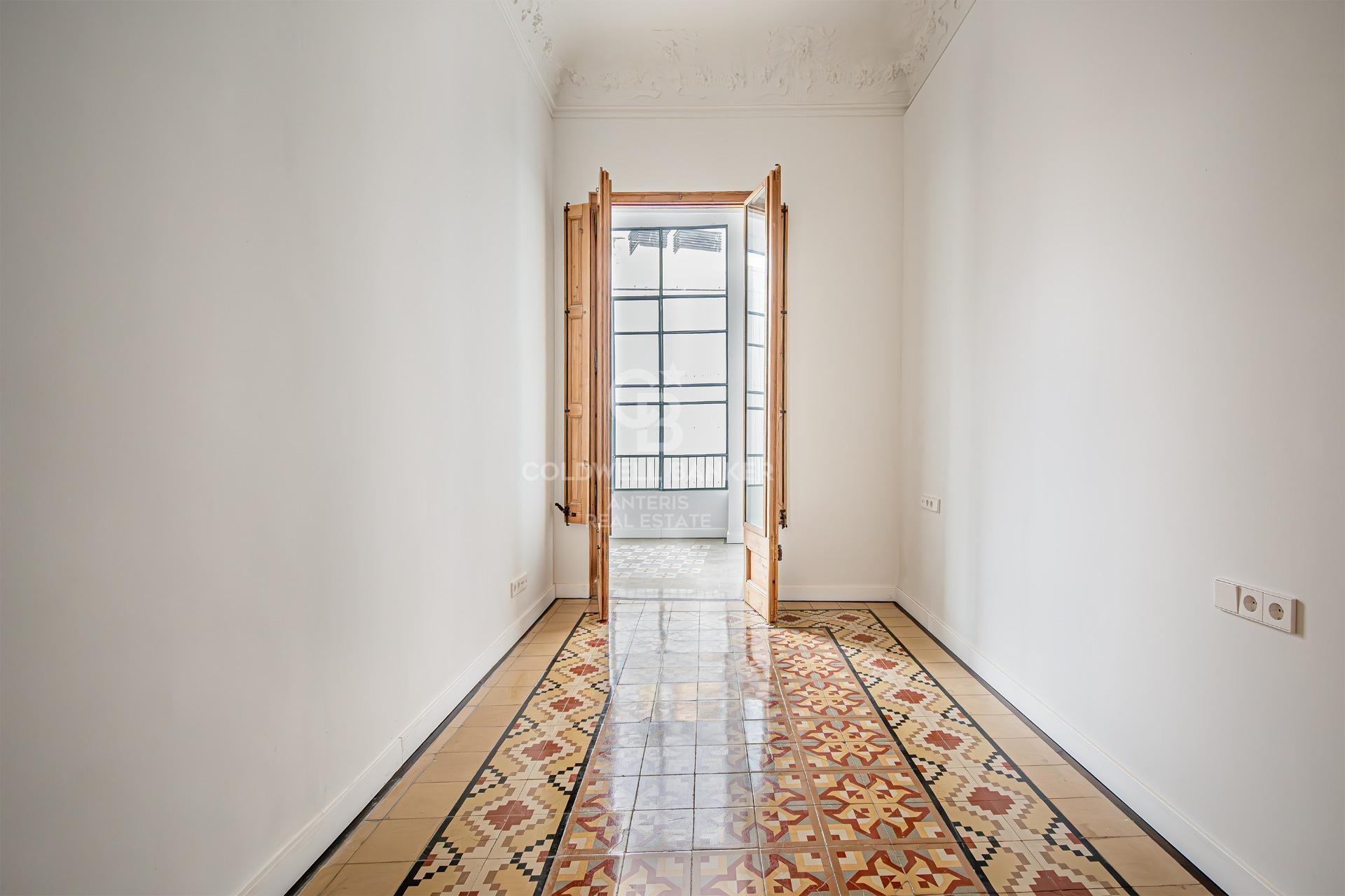 Odnowiony apartament z klasycznymi elementami i wysokimi sufitami