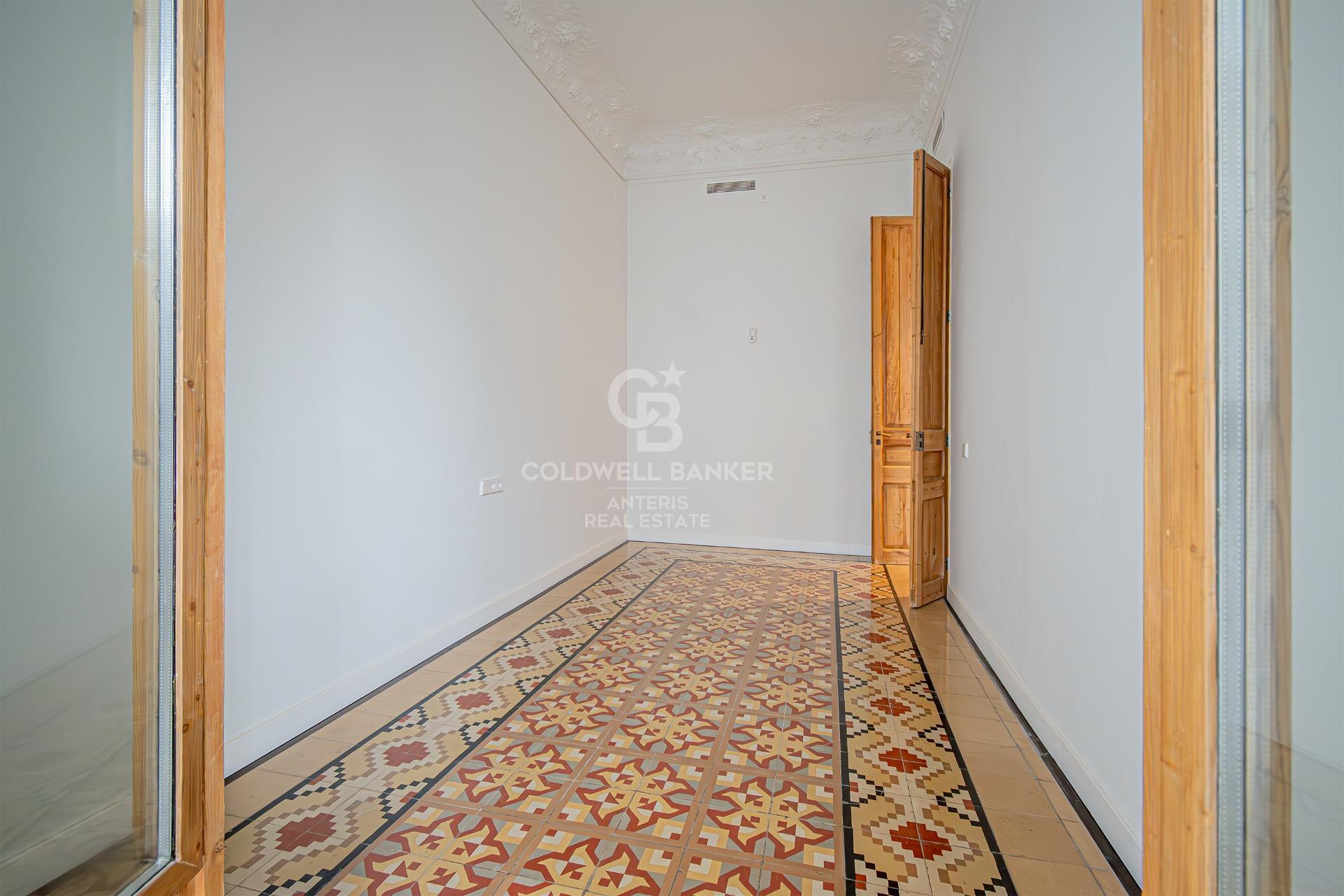 Odnowiony apartament z klasycznymi elementami i wysokimi sufitami