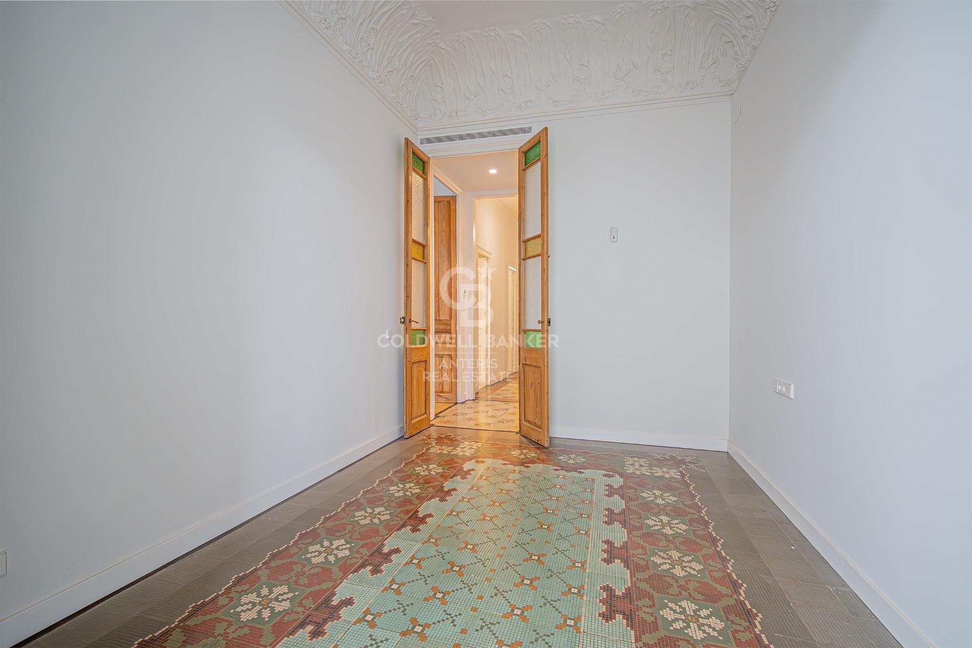 Odnowiony apartament z klasycznymi elementami i wysokimi sufitami