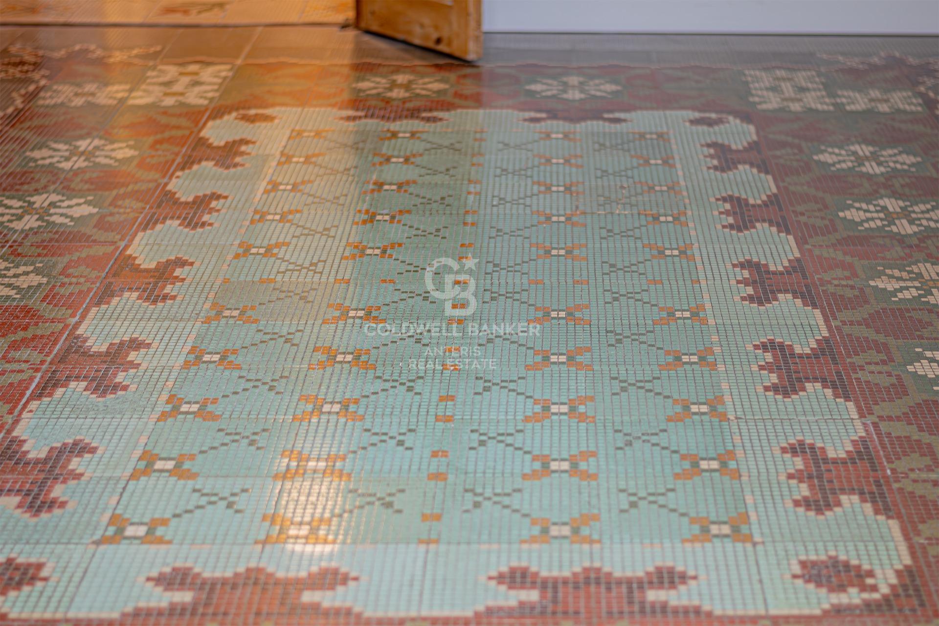 Odnowiony apartament z klasycznymi elementami i wysokimi sufitami