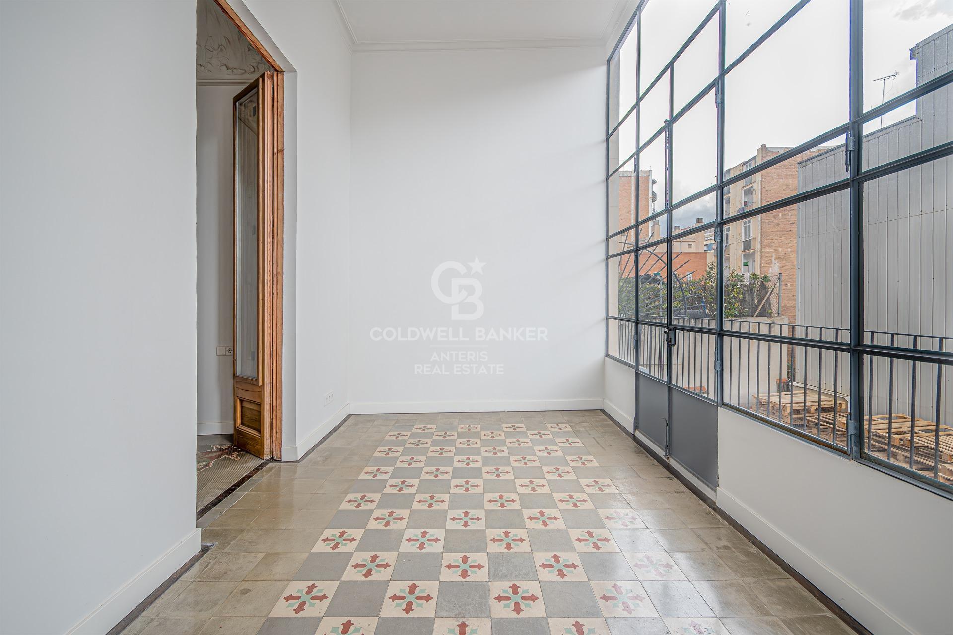 Odnowiony apartament z klasycznymi elementami i wysokimi sufitami