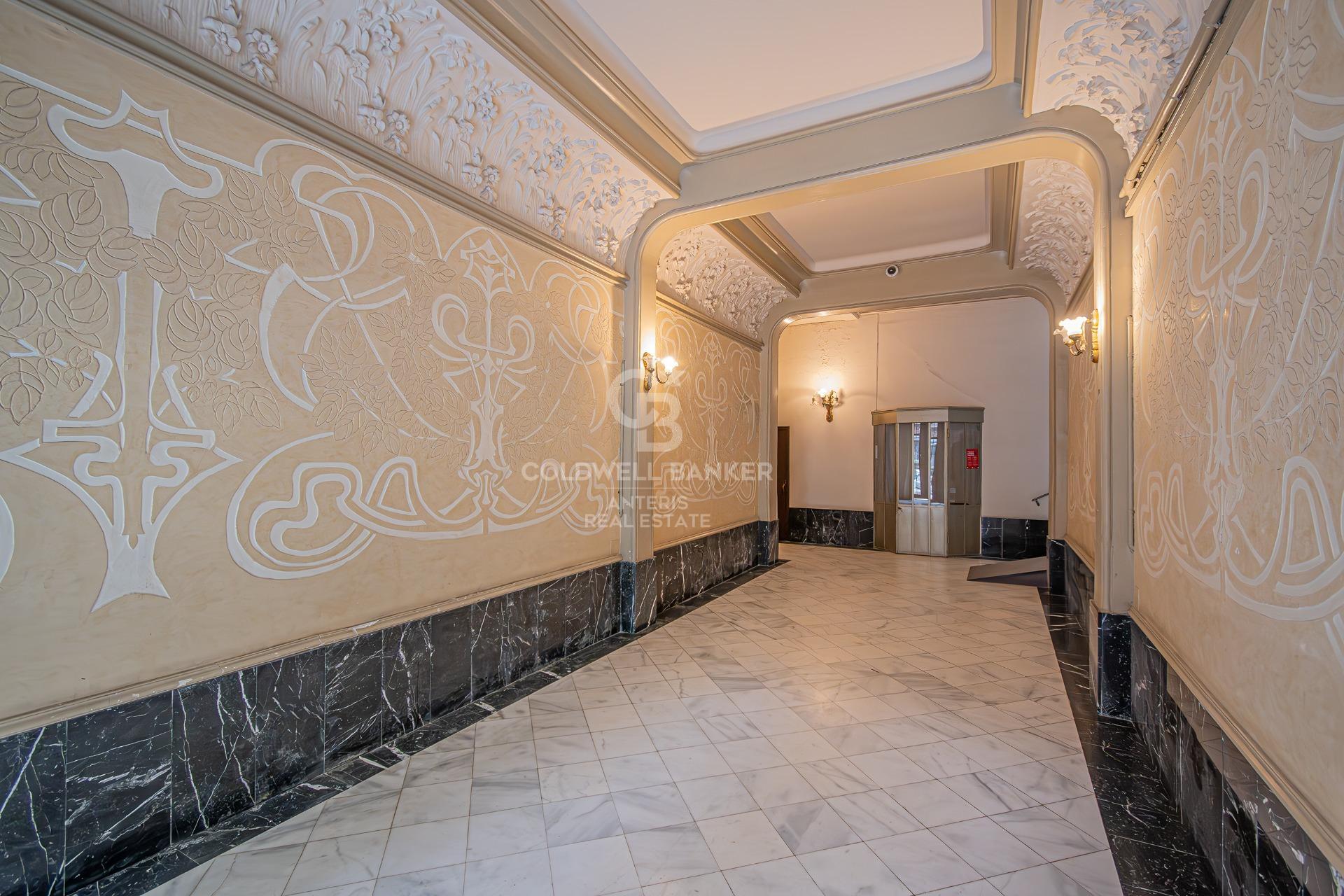 Odnowiony apartament z klasycznymi elementami i wysokimi sufitami