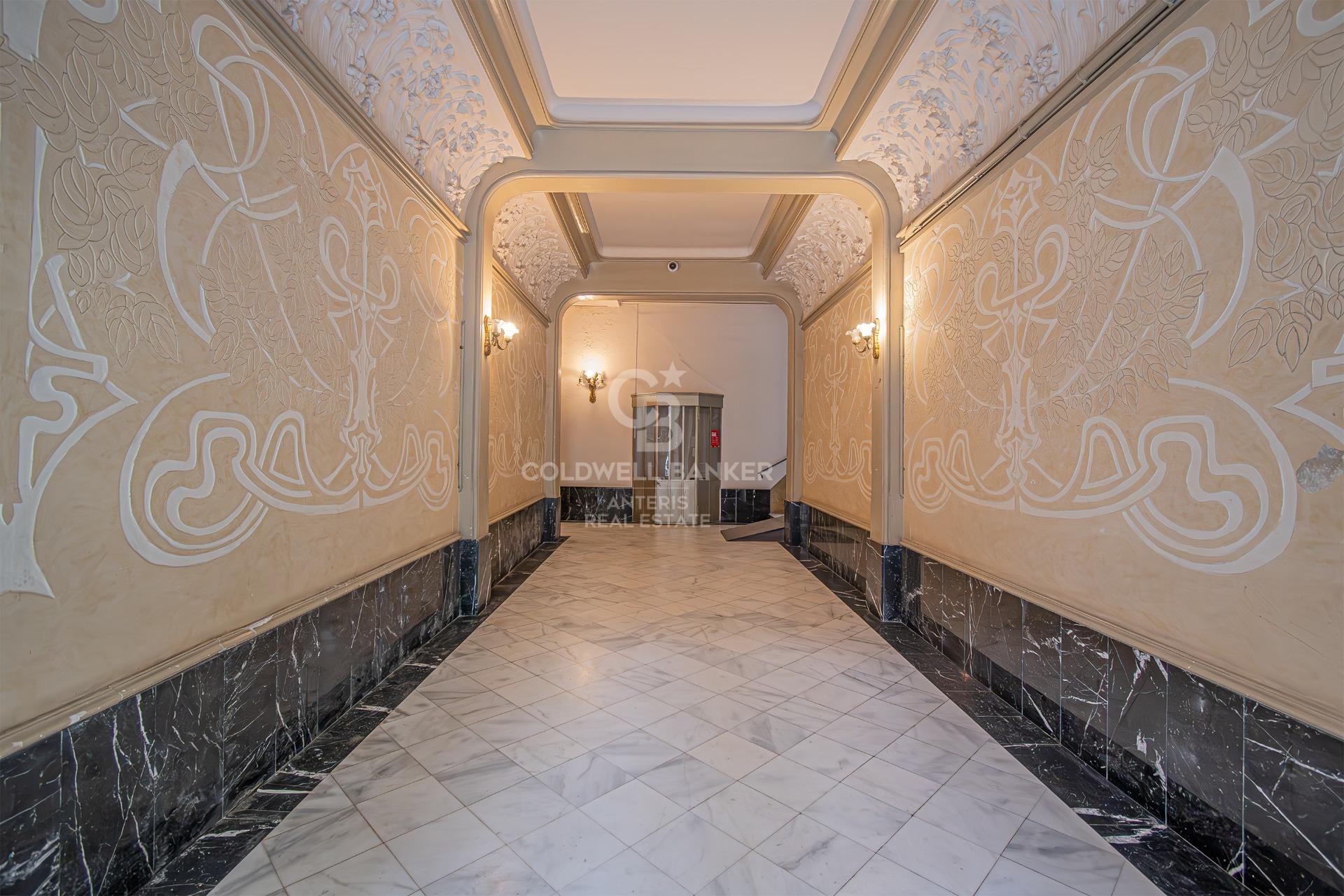 Odnowiony apartament z klasycznymi elementami i wysokimi sufitami