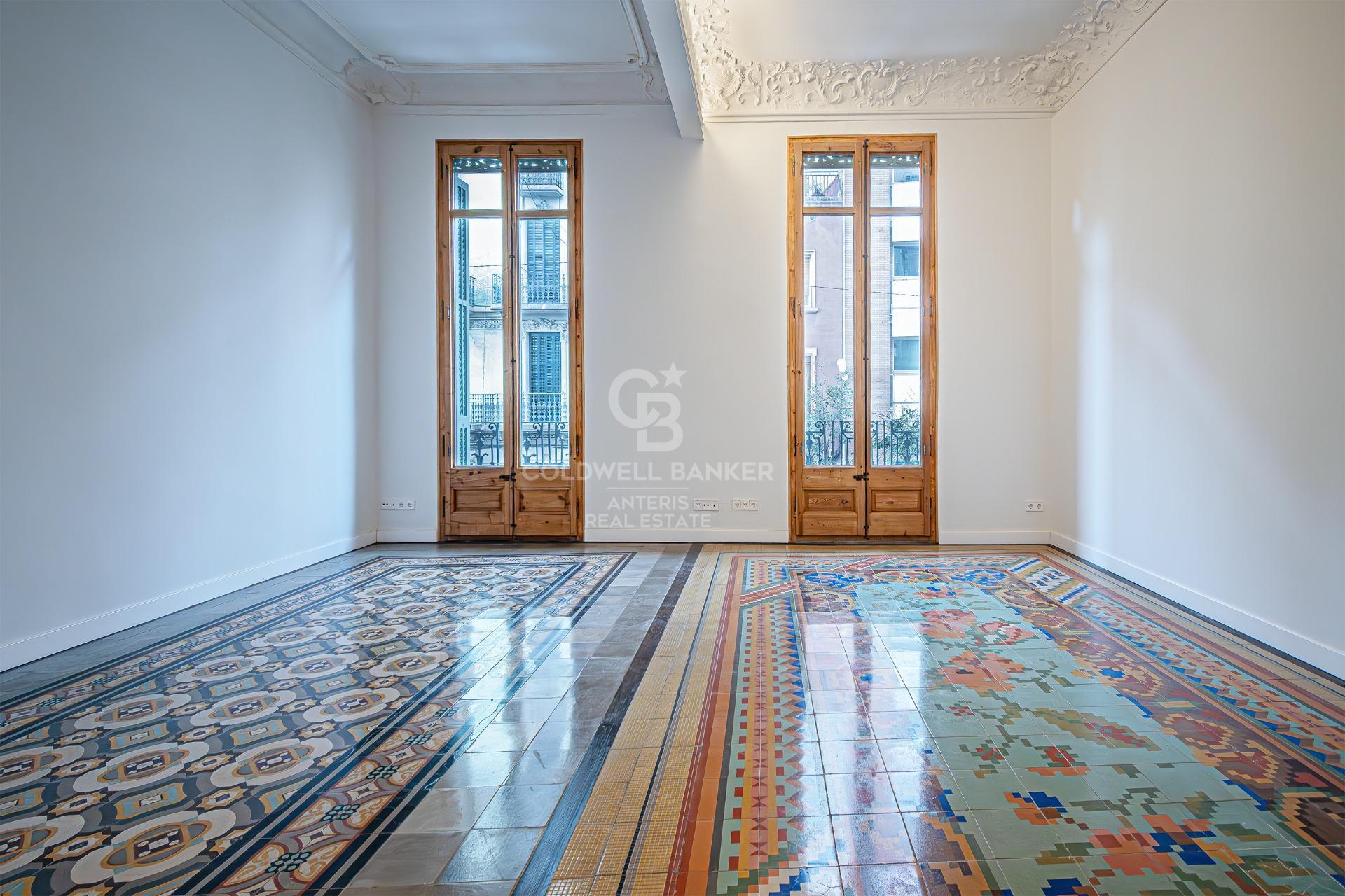 Odnowiony apartament z klasycznymi elementami i wysokimi sufitami