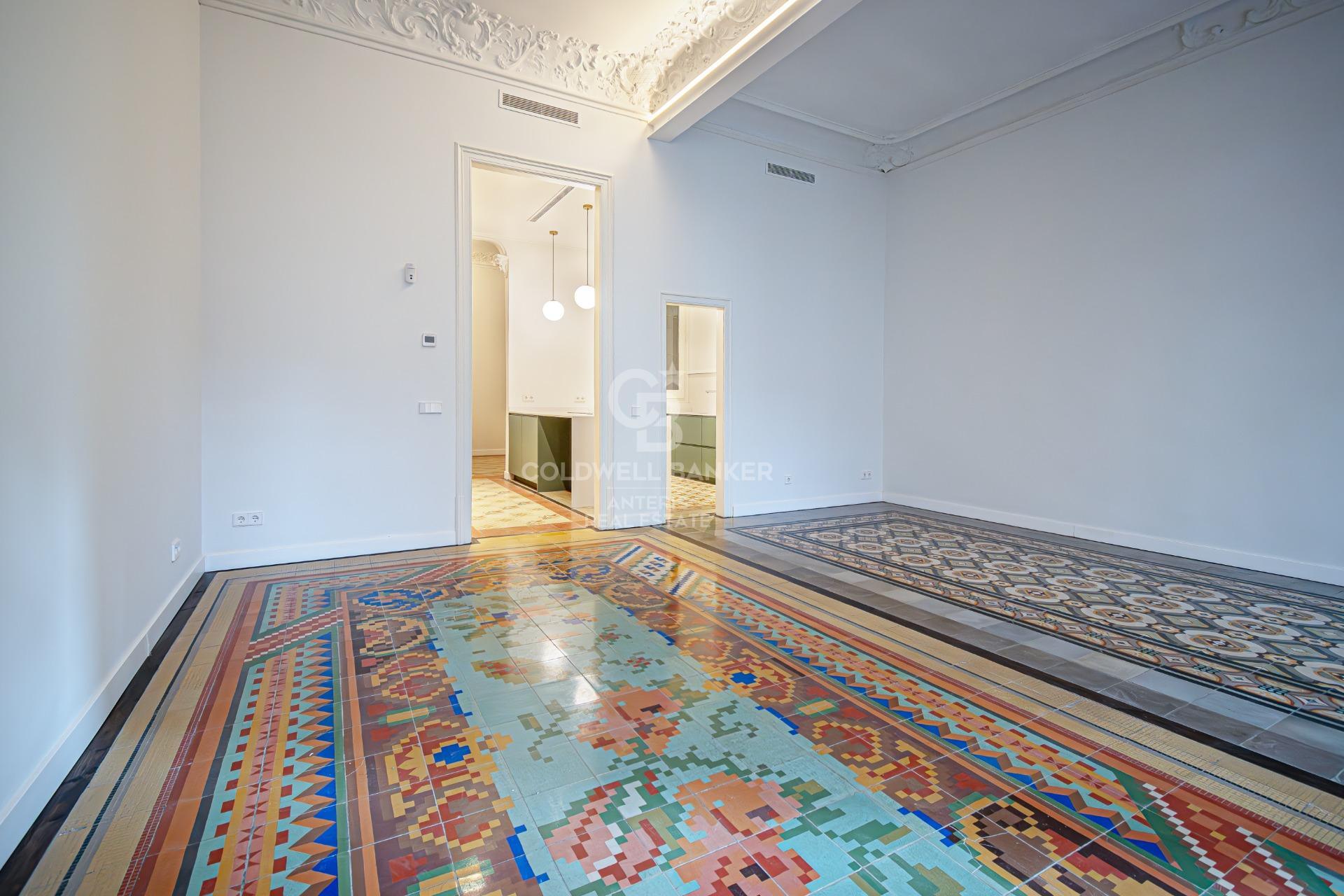 Odnowiony apartament z klasycznymi elementami i wysokimi sufitami