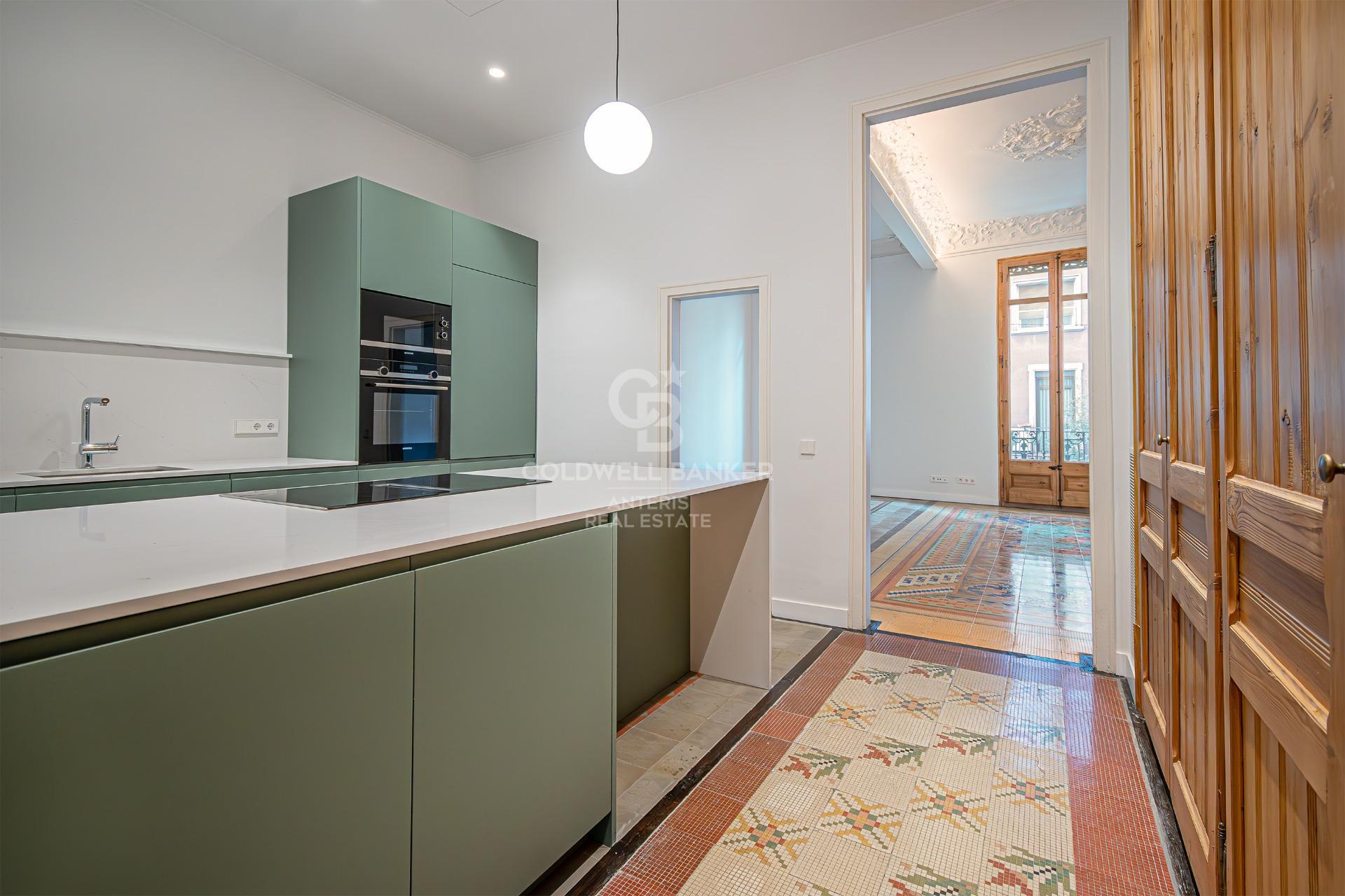 Odnowiony apartament z klasycznymi elementami i wysokimi sufitami