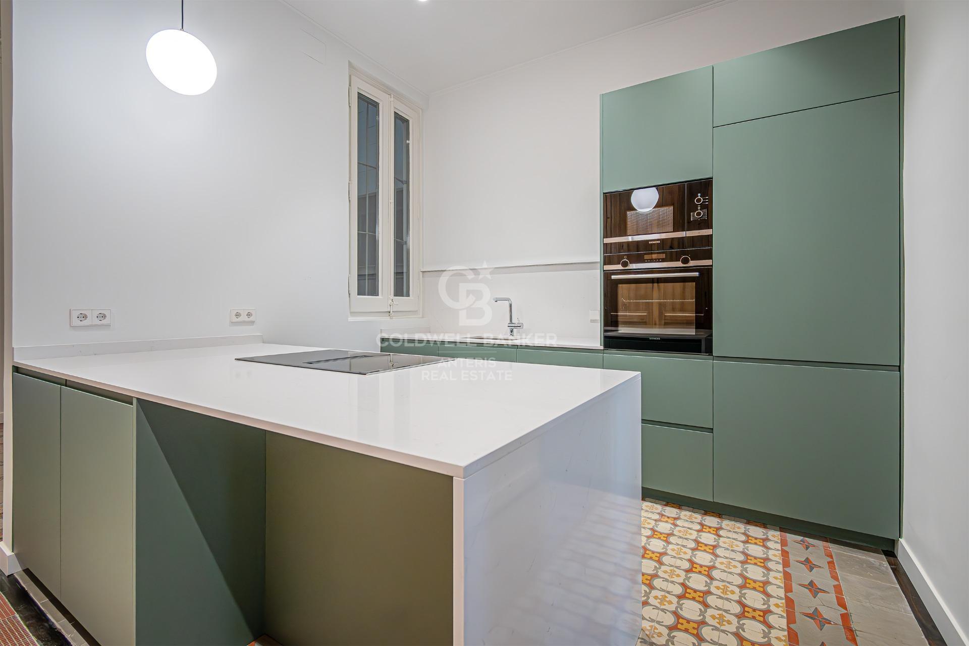 Odnowiony apartament z klasycznymi elementami i wysokimi sufitami