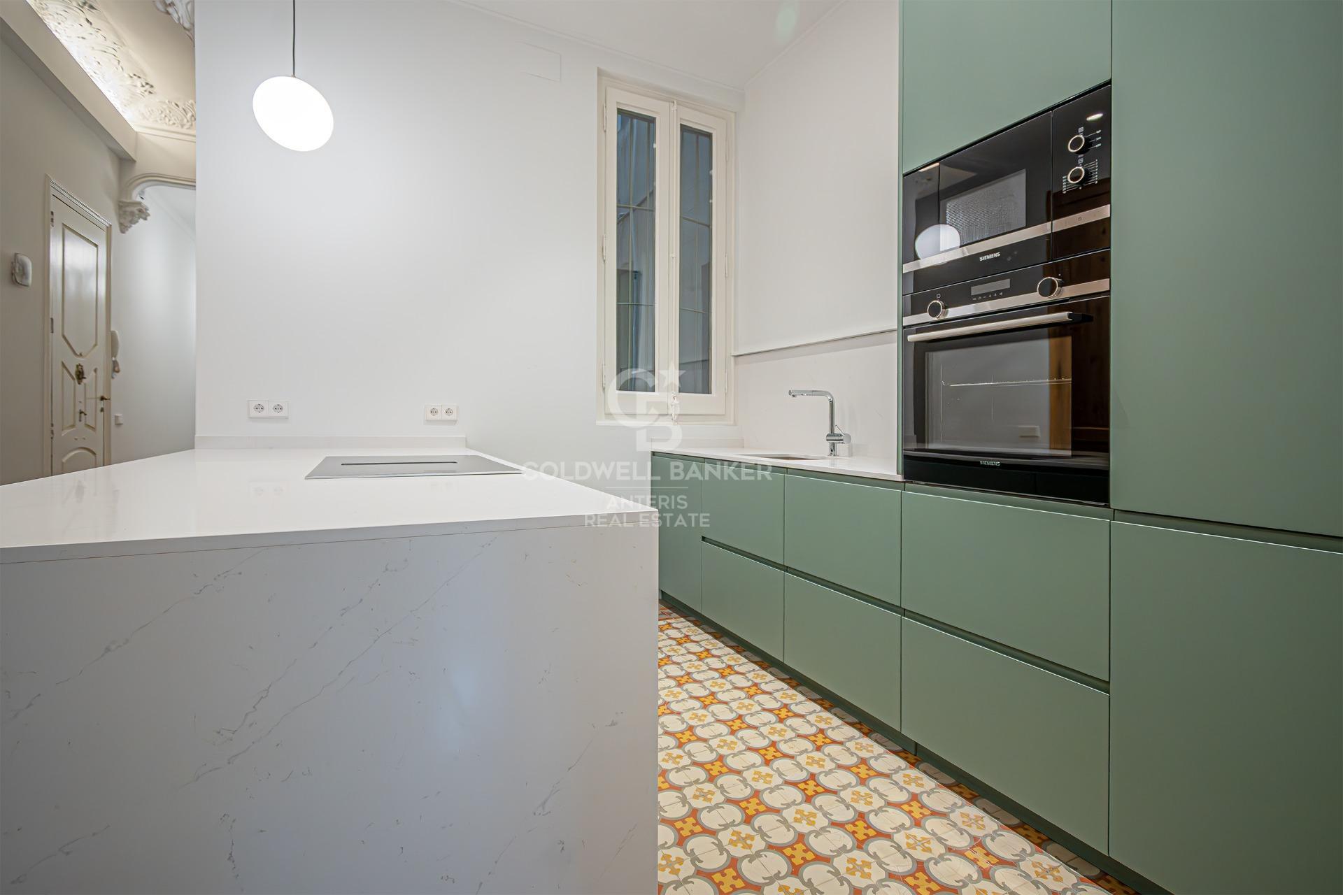 Odnowiony apartament z klasycznymi elementami i wysokimi sufitami