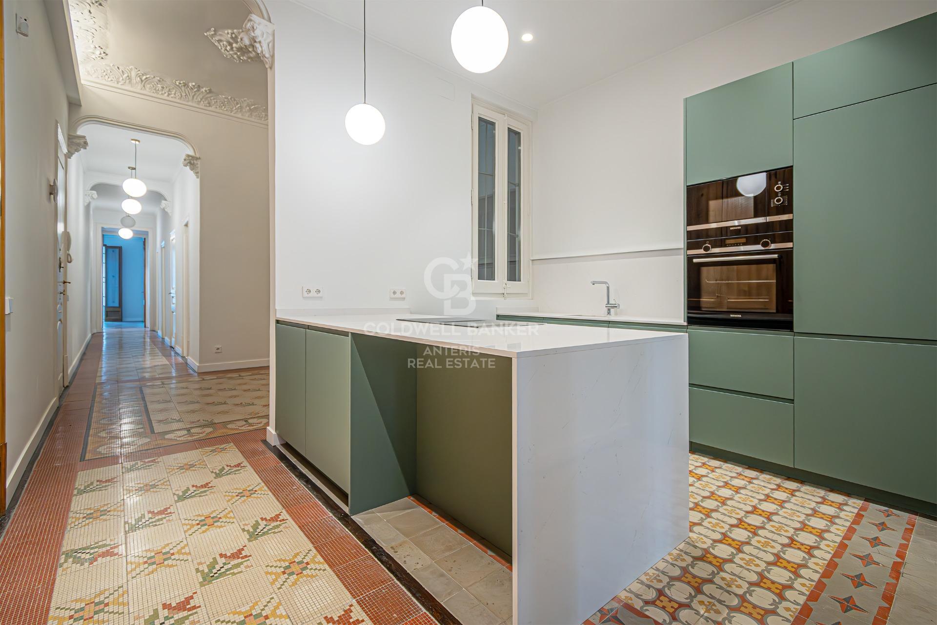 Odnowiony apartament z klasycznymi elementami i wysokimi sufitami