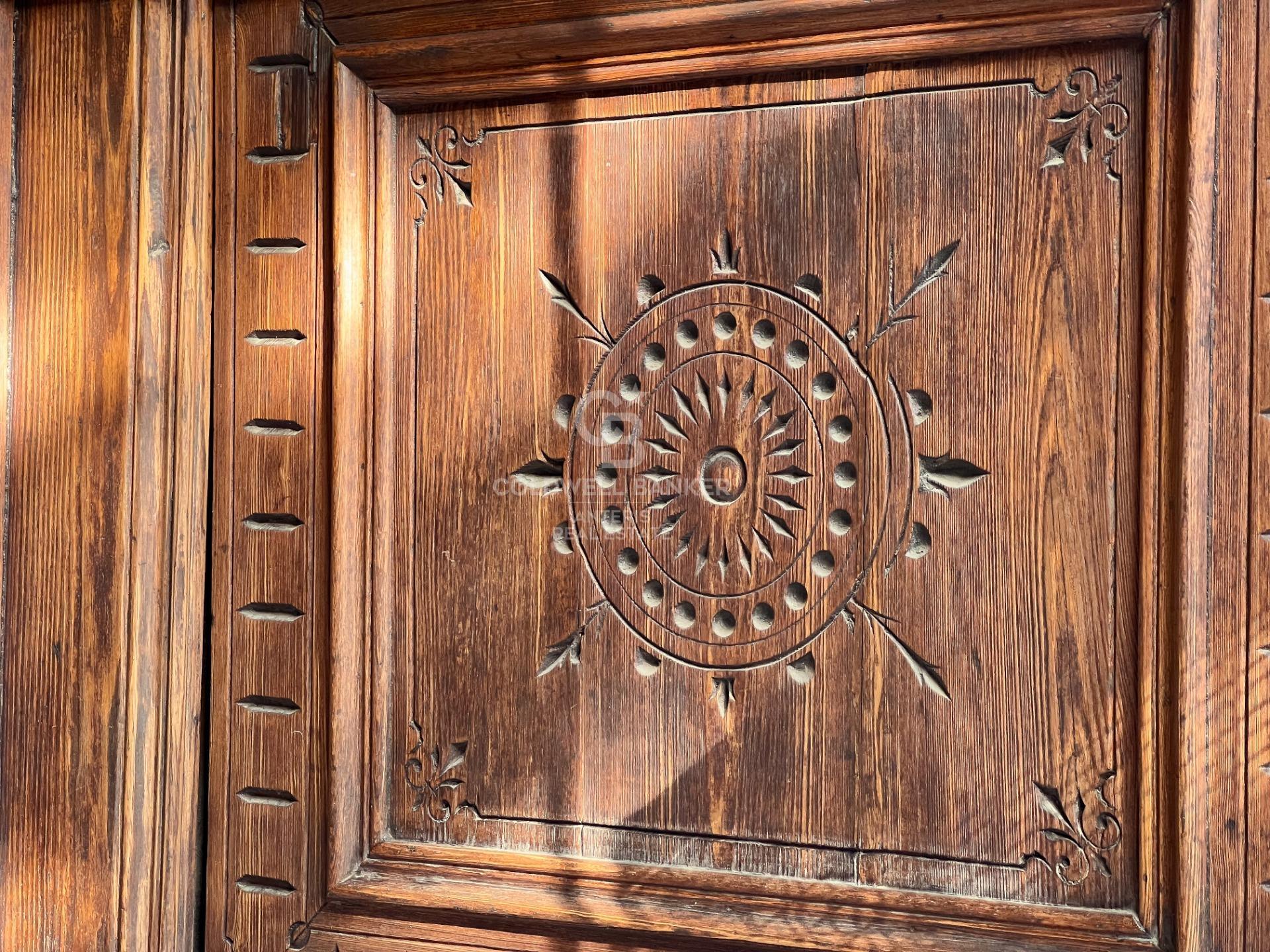 Amplio piso con potencial de reforma en finca regia