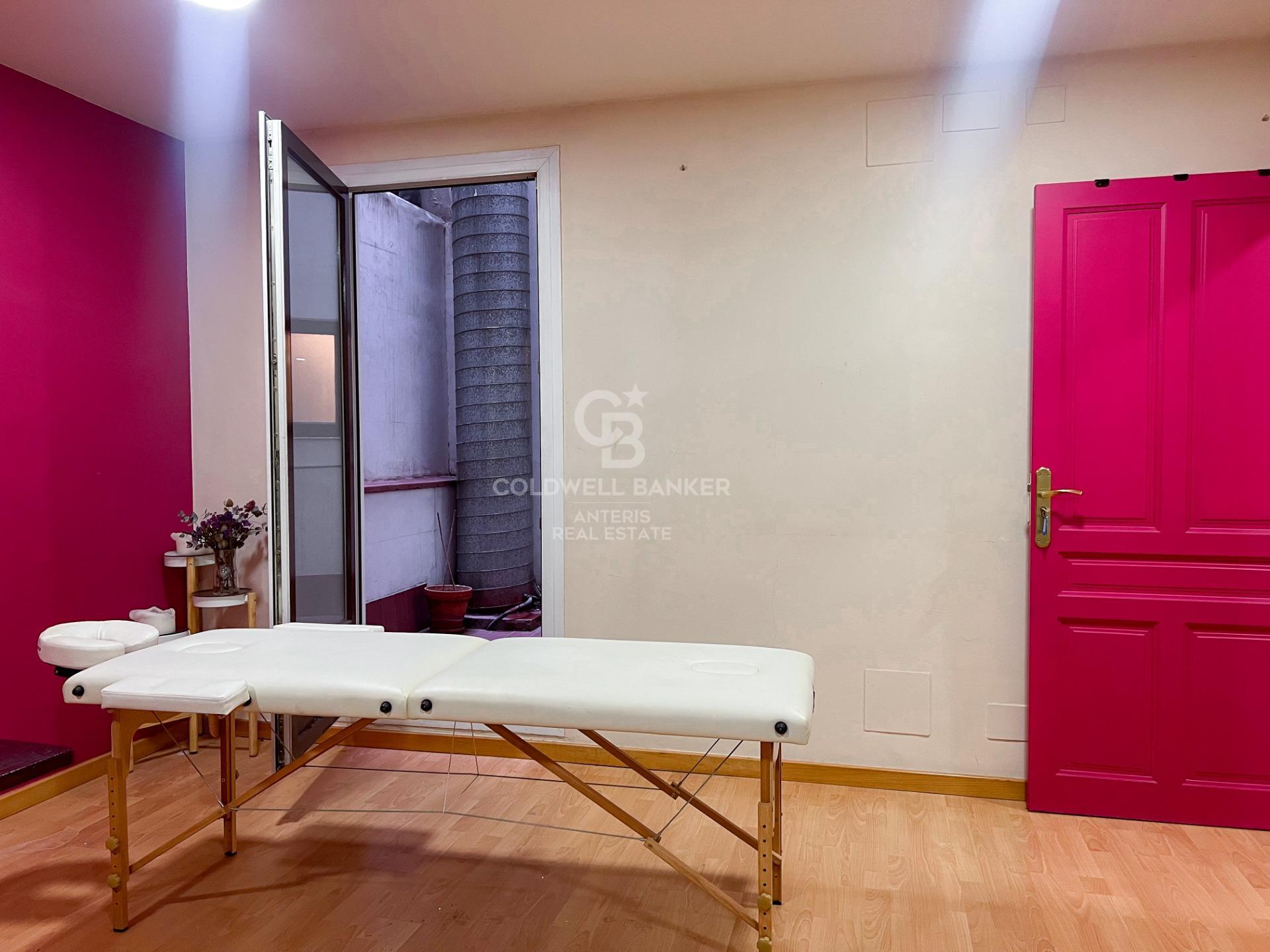 Amplio piso con potencial de reforma en finca regia