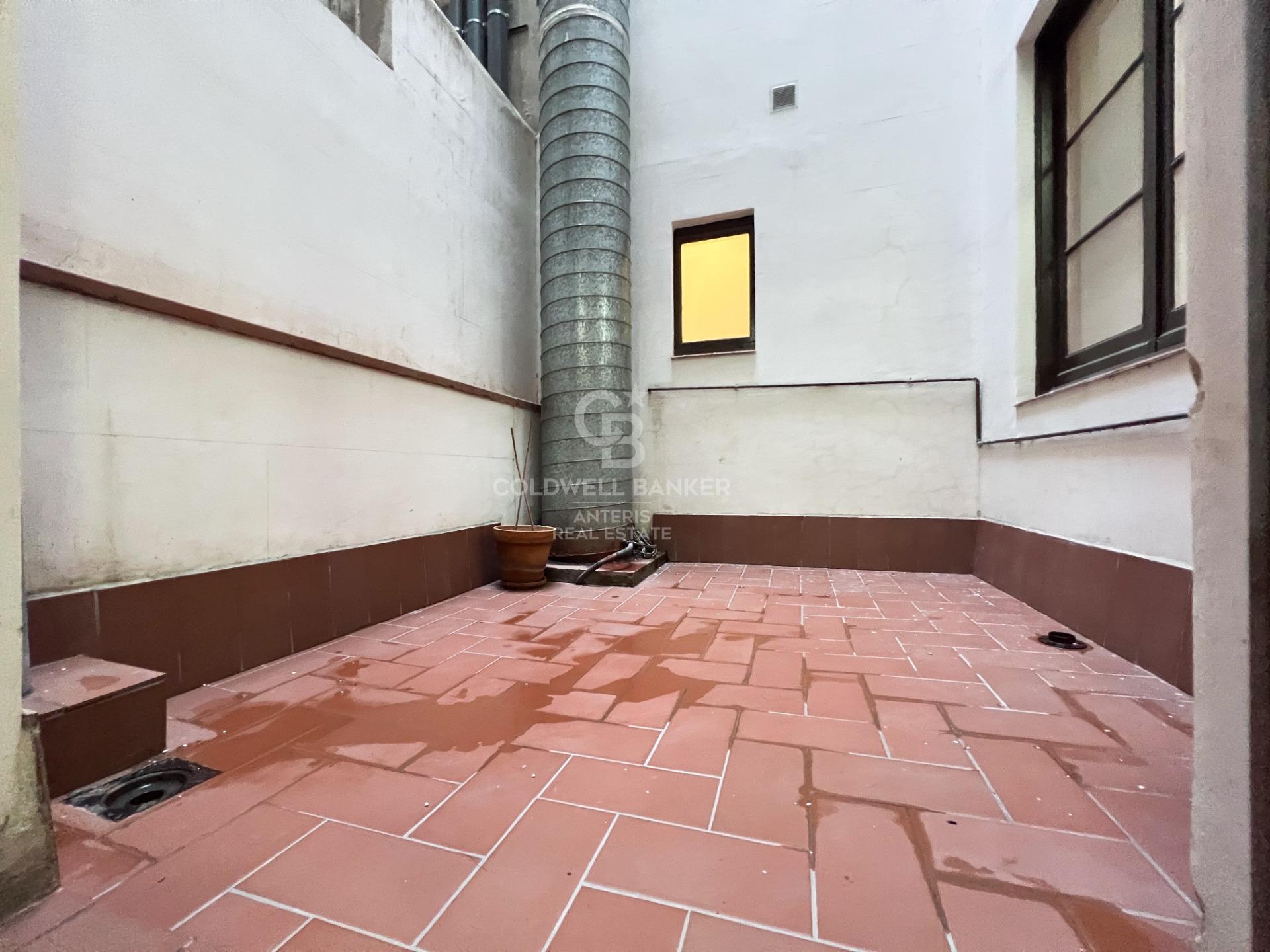 Amplio piso con potencial de reforma en finca regia