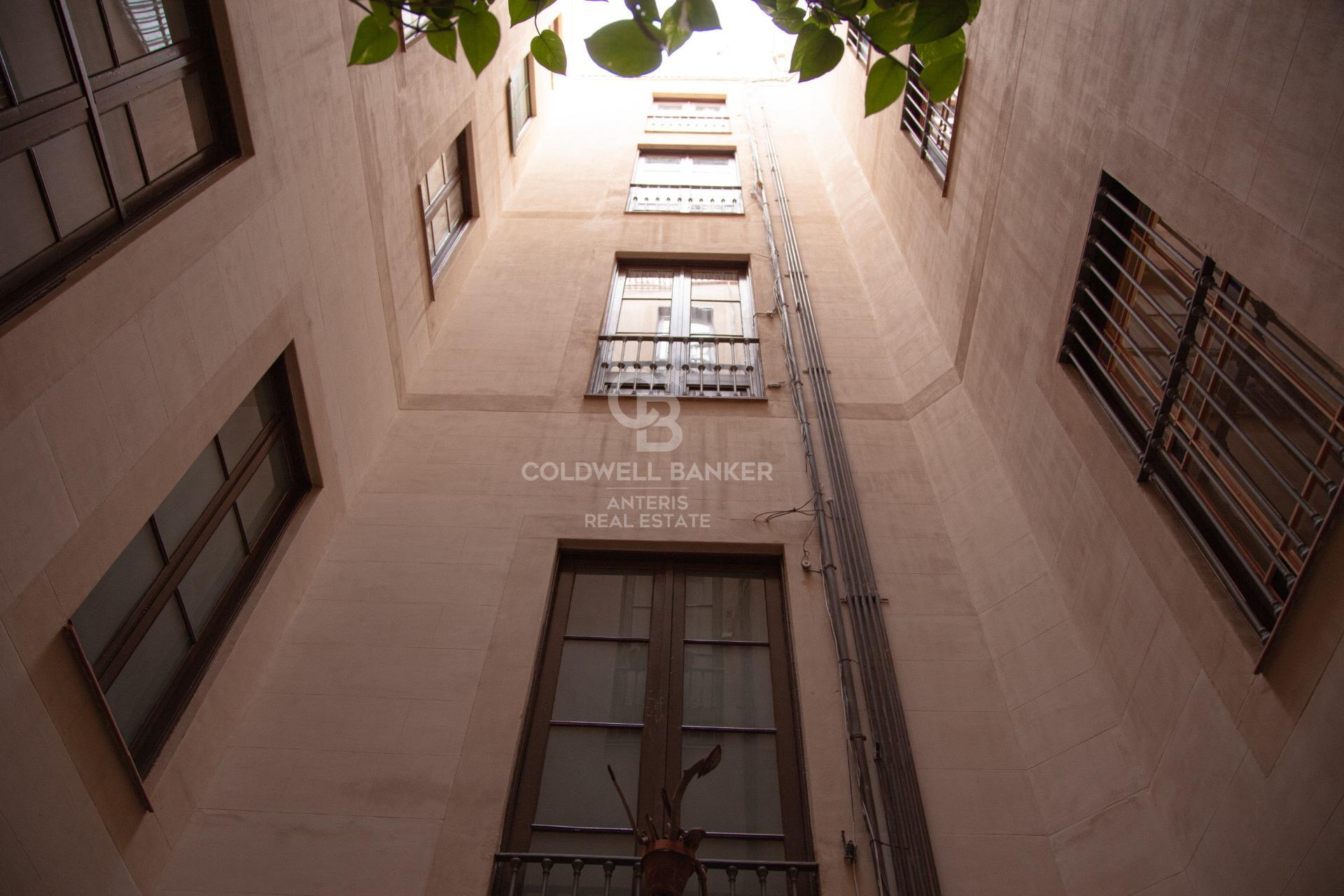 Amplio piso con potencial de reforma en finca regia