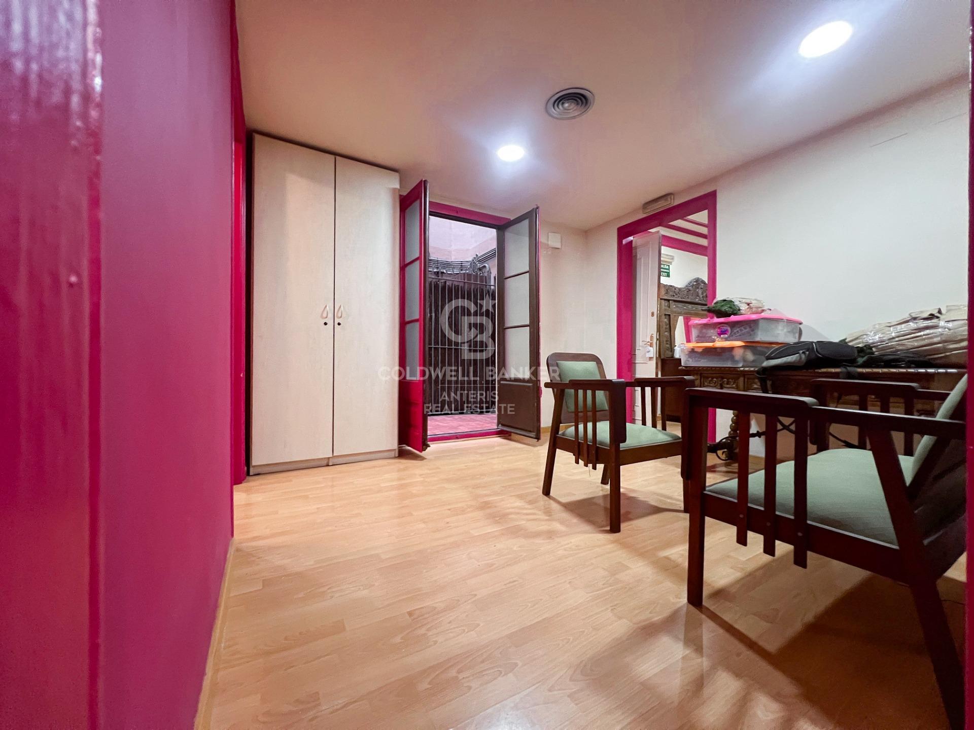 Amplio piso con potencial de reforma en finca regia