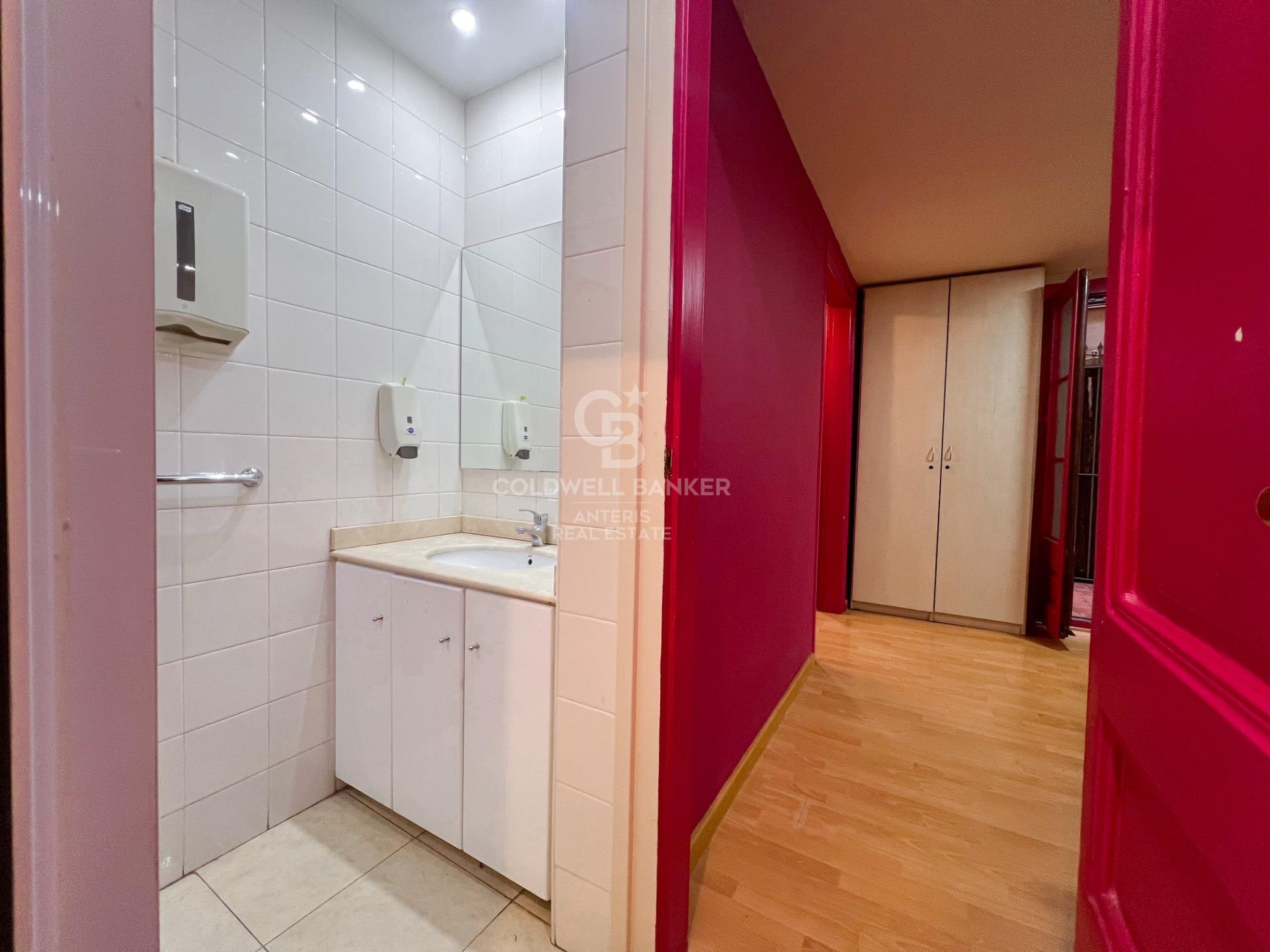 Amplio piso con potencial de reforma en finca regia