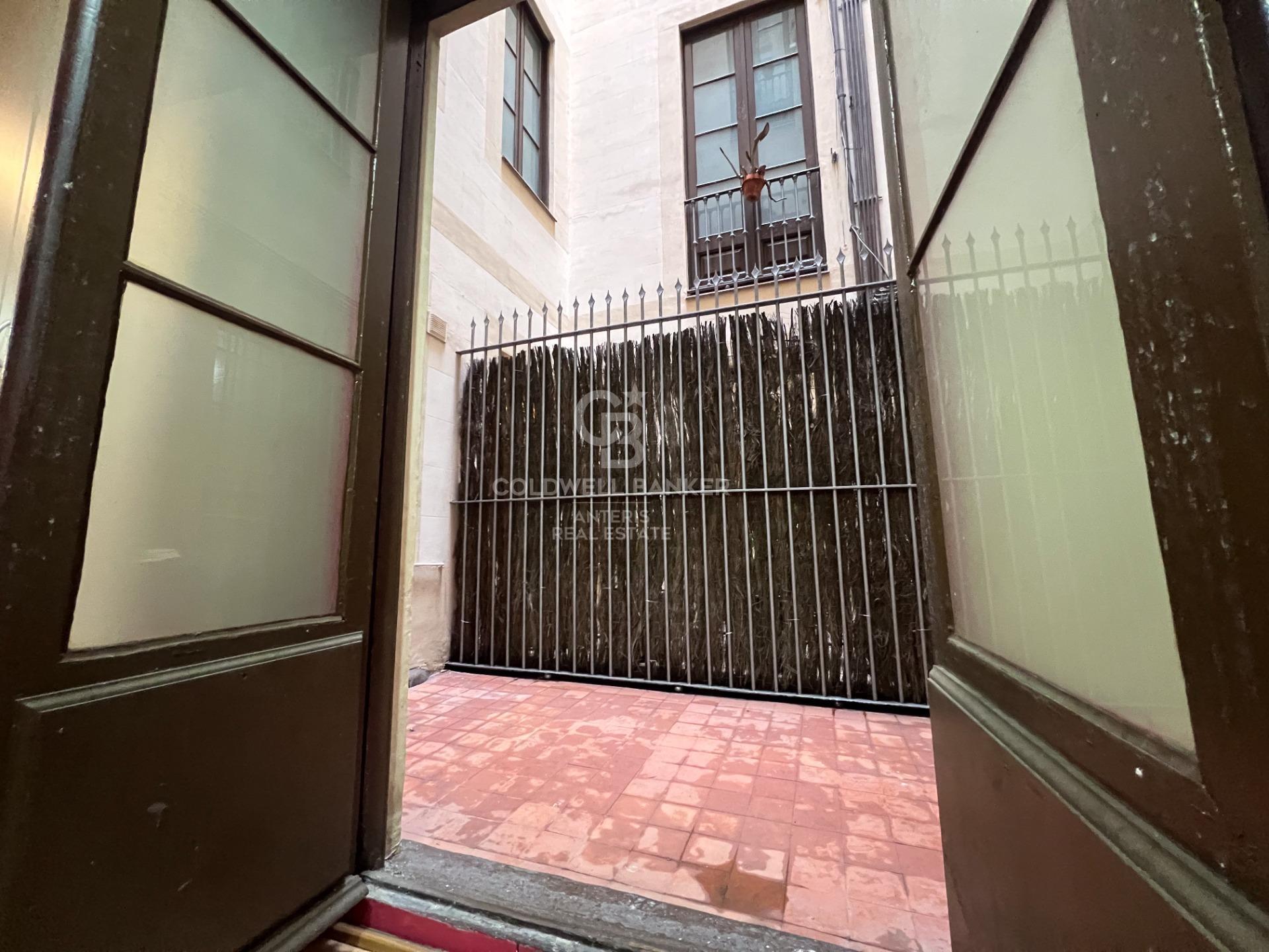 Amplio piso con potencial de reforma en finca regia