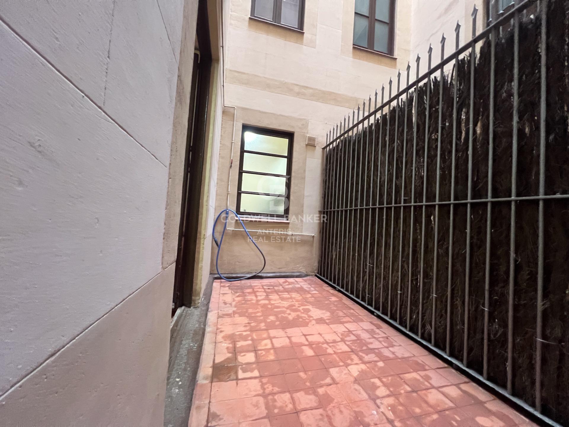 Amplio piso con potencial de reforma en finca regia