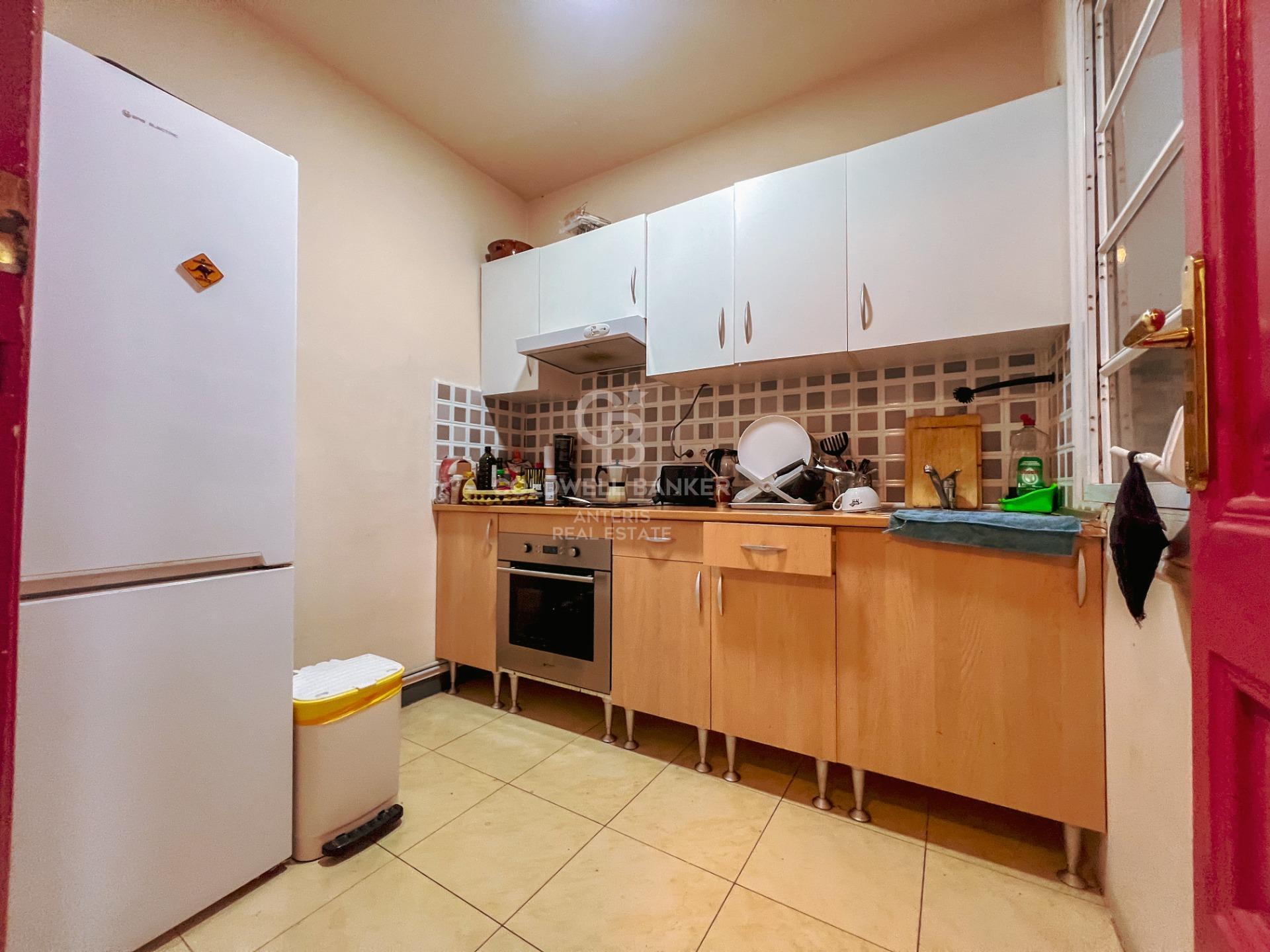 Amplio piso con potencial de reforma en finca regia