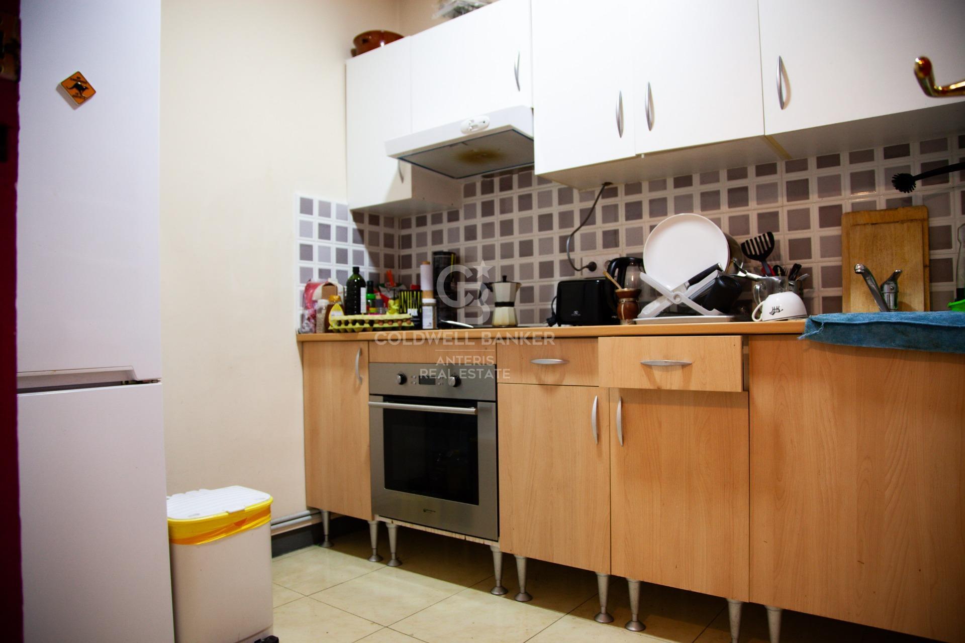 Amplio piso con potencial de reforma en finca regia