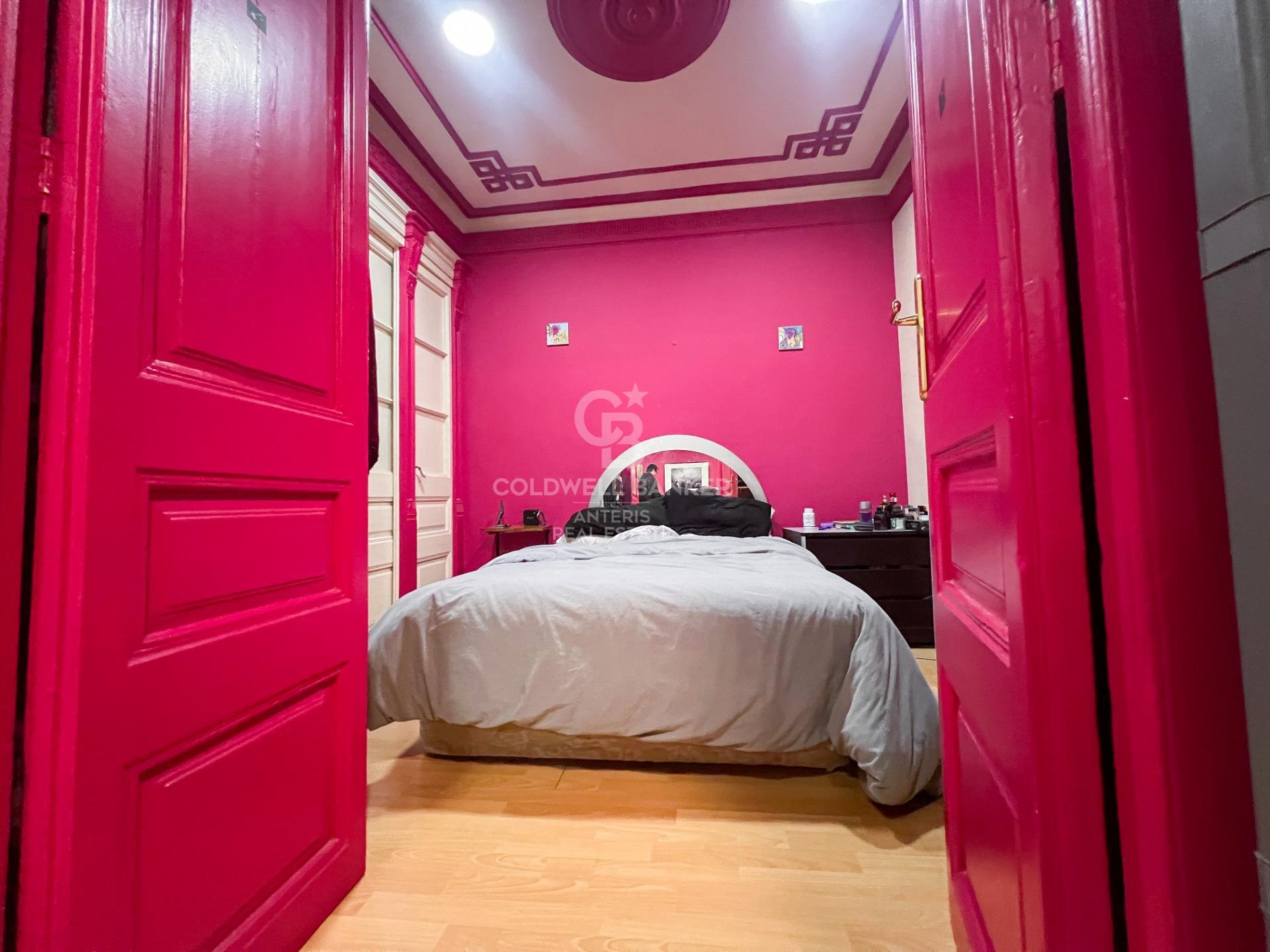 Amplio piso con potencial de reforma en finca regia