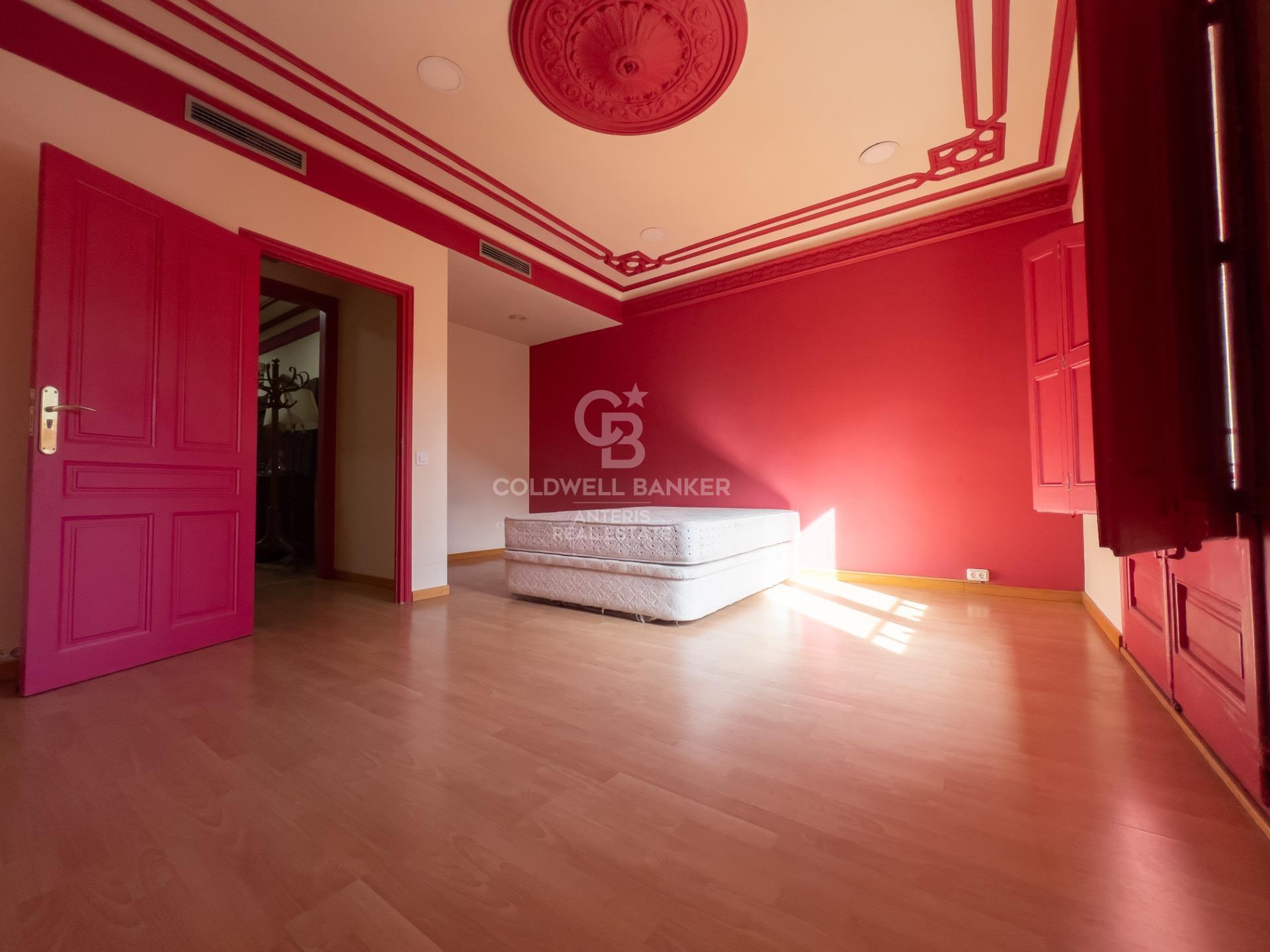 Amplio piso con potencial de reforma en finca regia