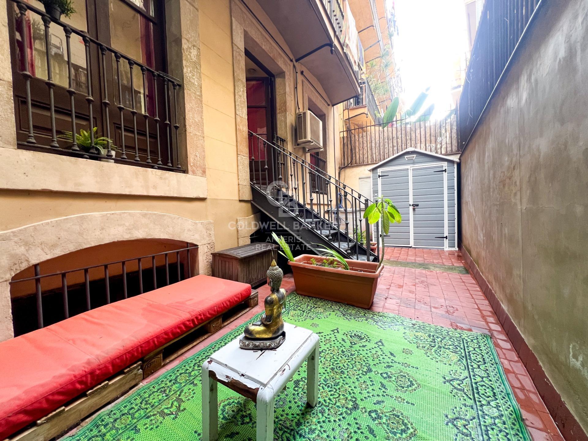 Amplio piso con potencial de reforma en finca regia