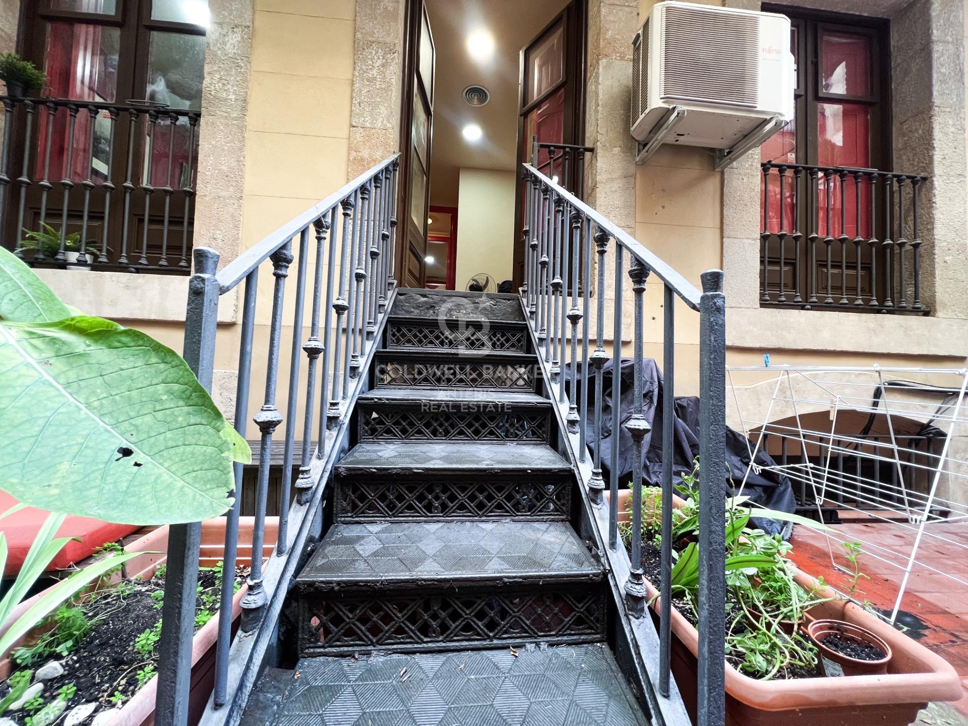 Amplio piso con potencial de reforma en finca regia