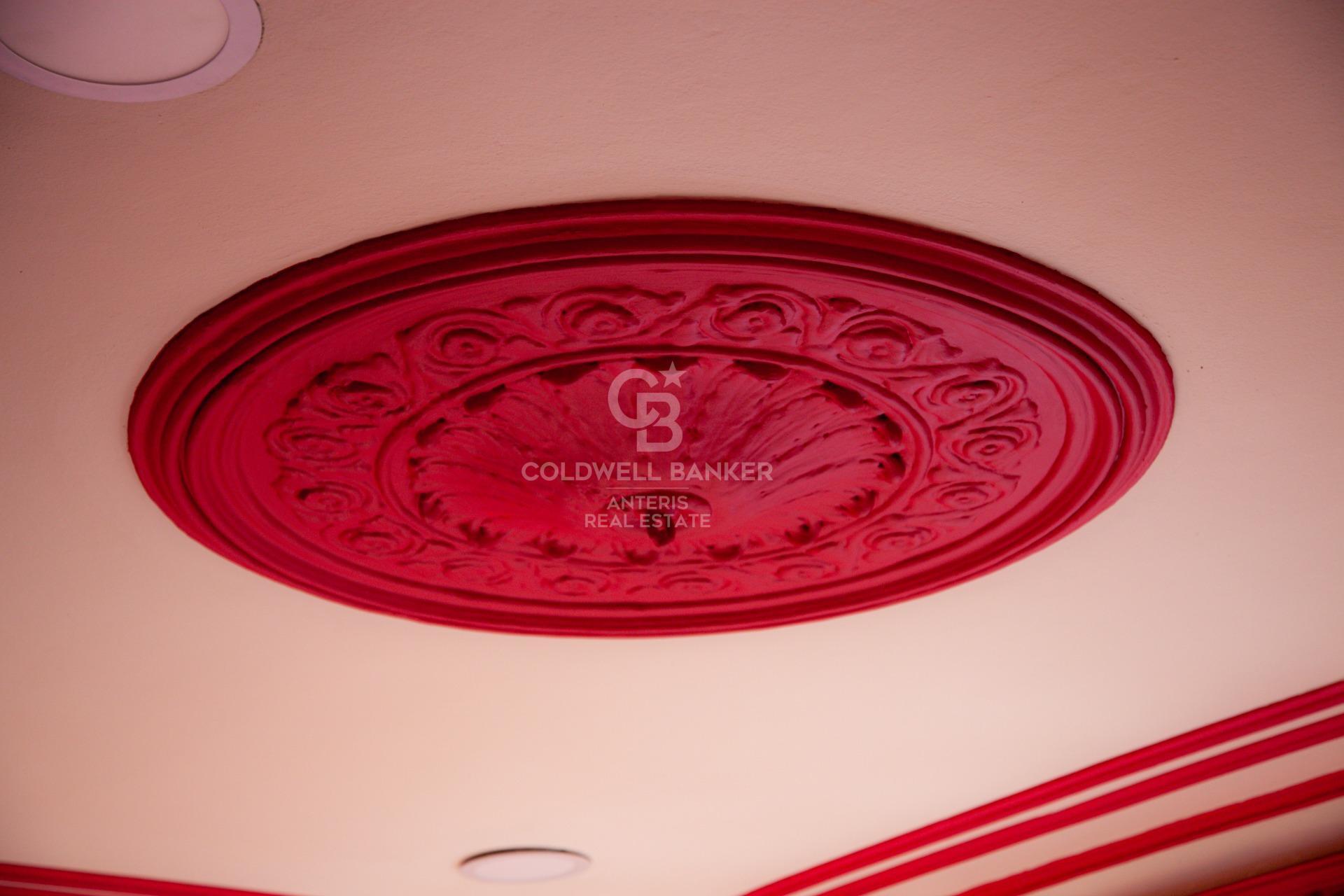 Amplio piso con potencial de reforma en finca regia