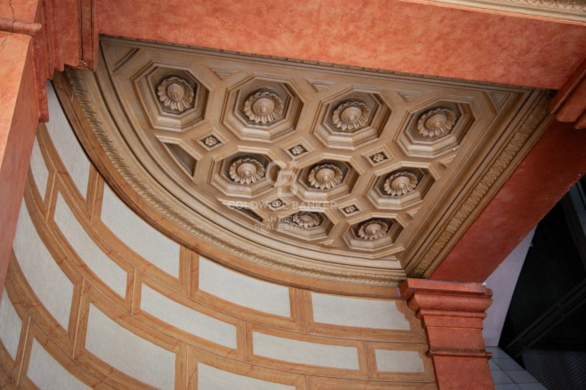 Amplio piso con potencial de reforma en finca regia