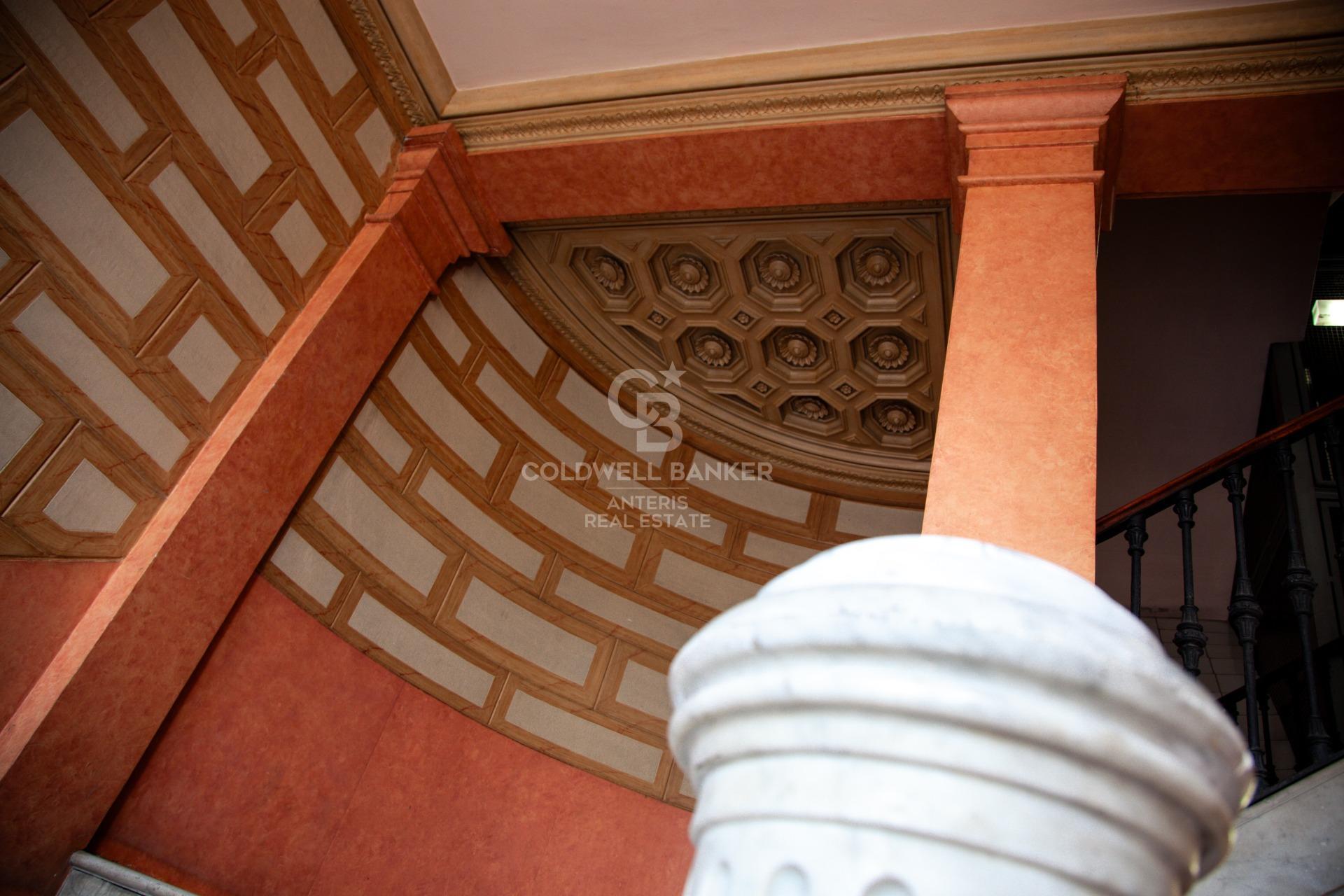 Amplio piso con potencial de reforma en finca regia