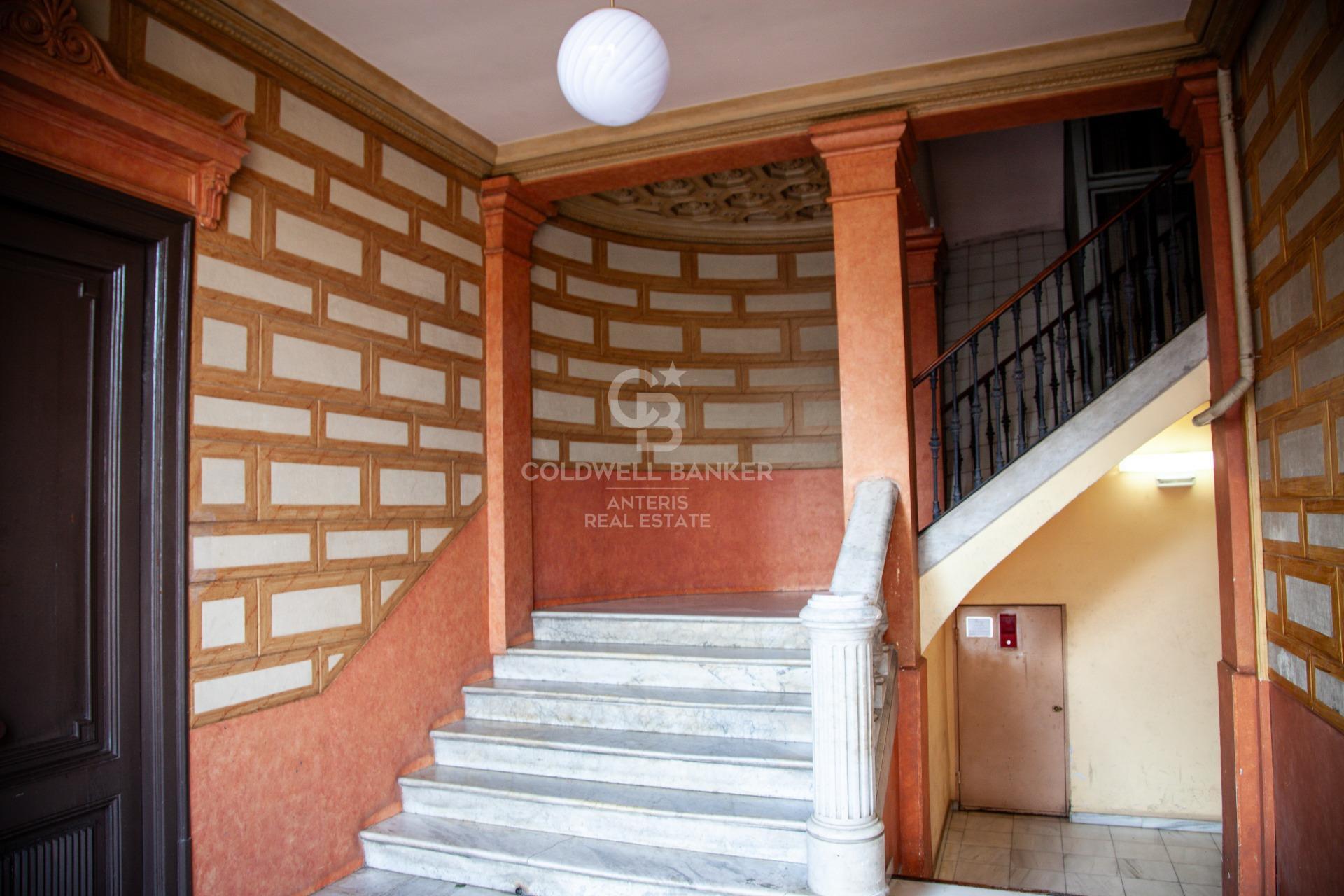 Amplio piso con potencial de reforma en finca regia