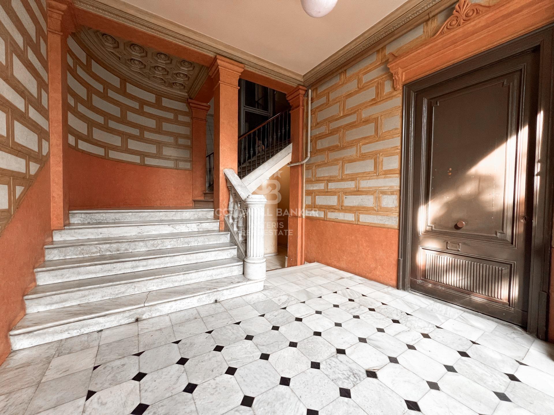 Amplio piso con potencial de reforma en finca regia