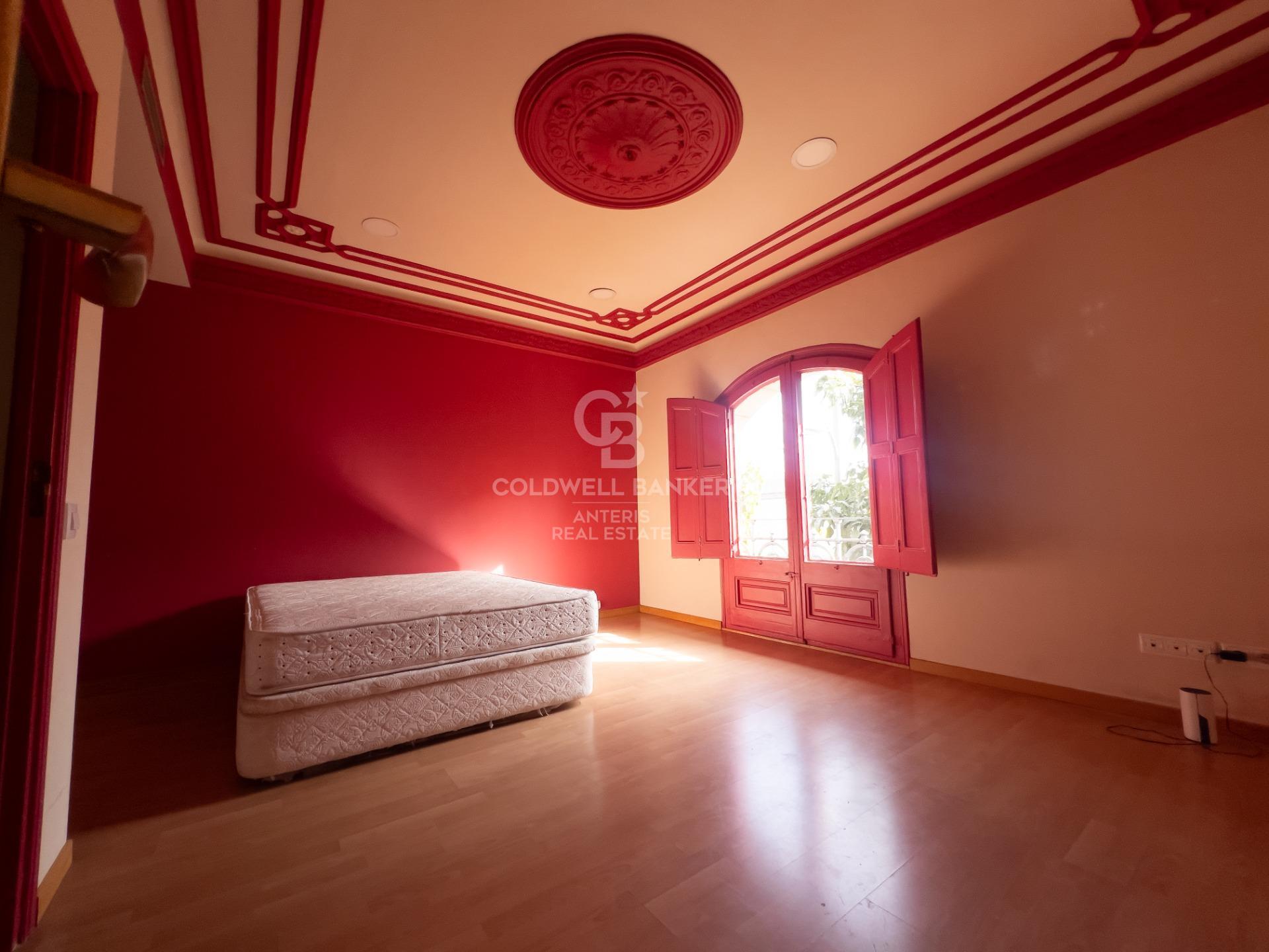 Amplio piso con potencial de reforma en finca regia