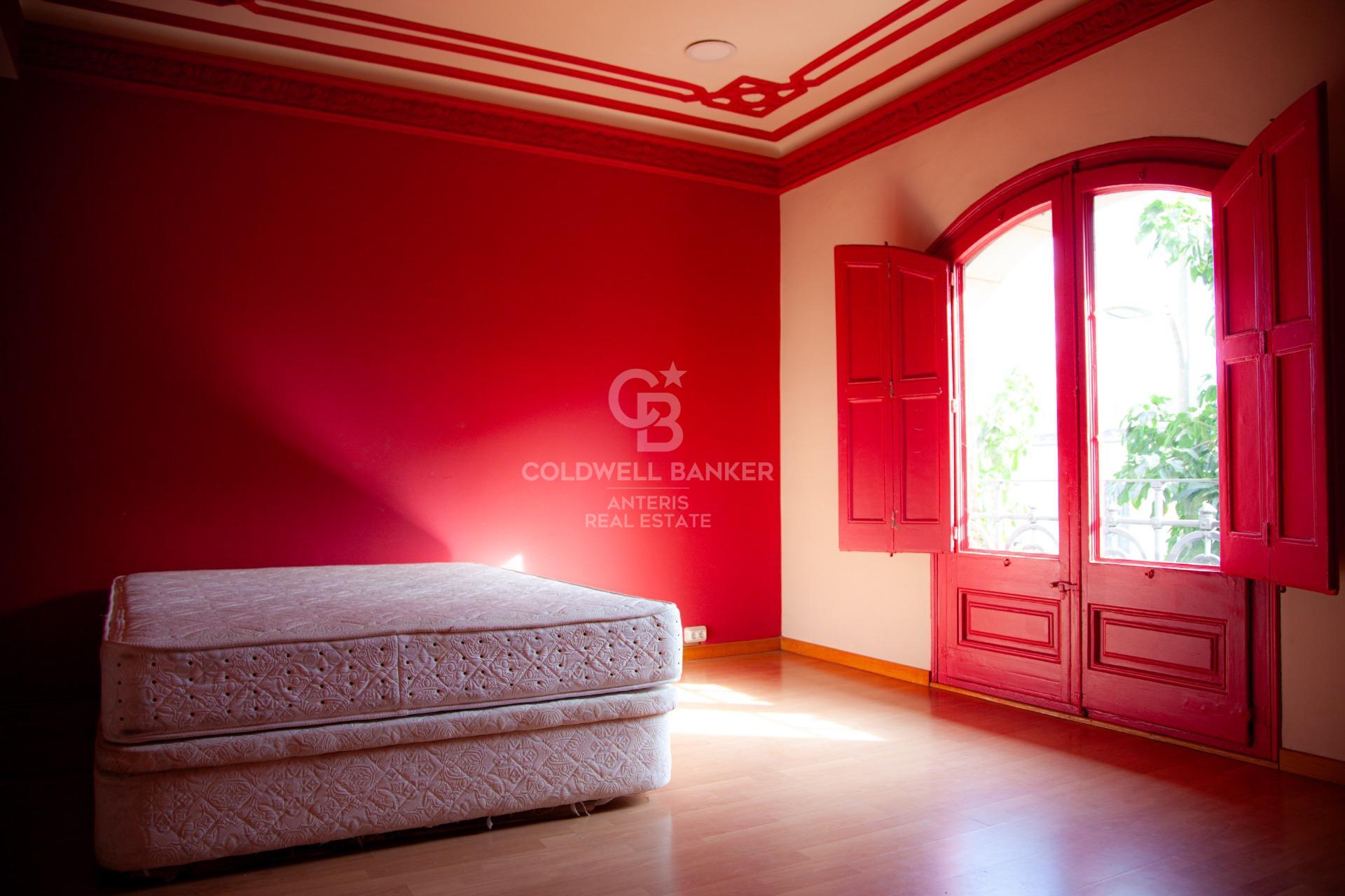 Amplio piso con potencial de reforma en finca regia